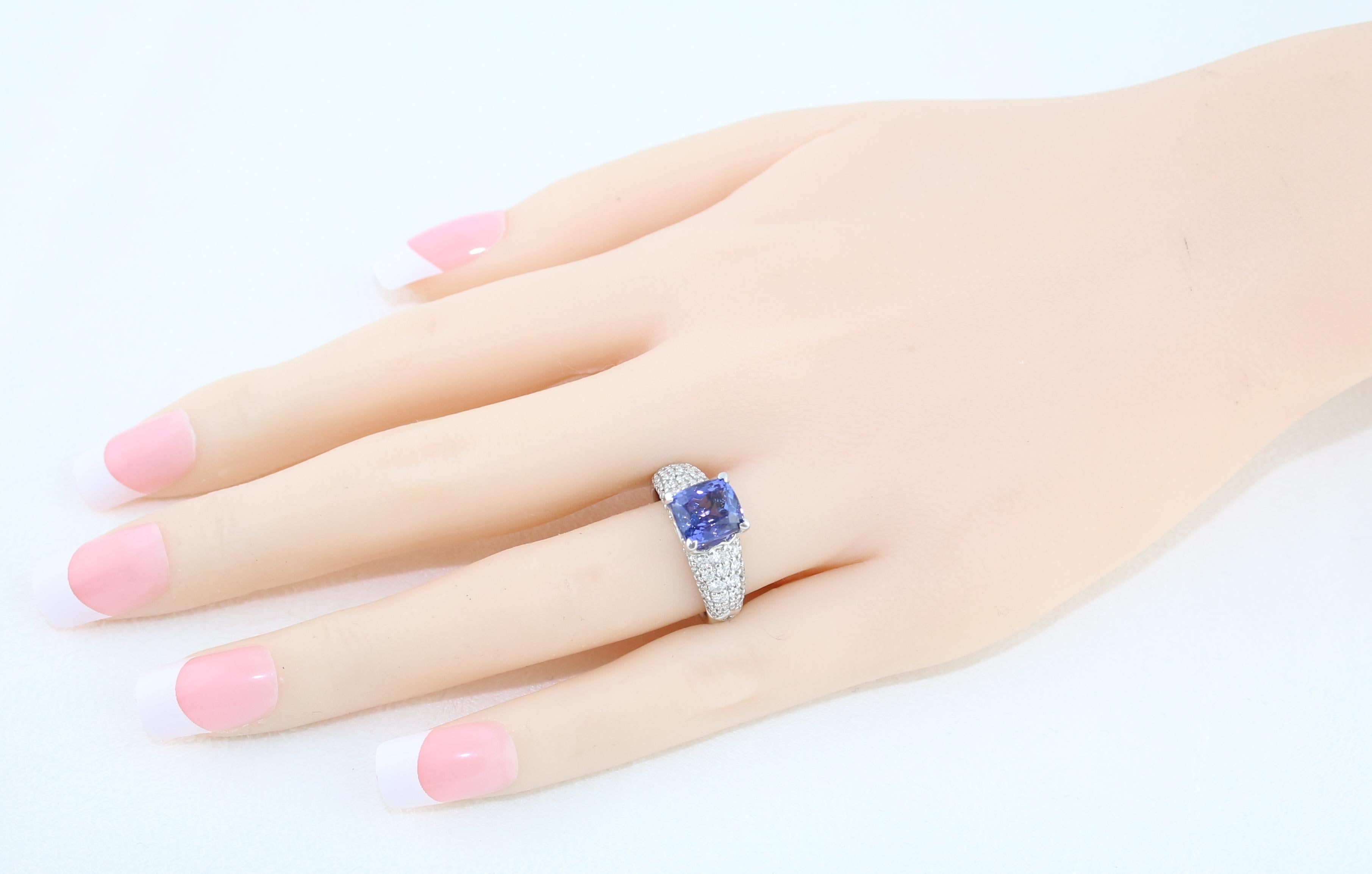 Taille coussin Bague en or pavée de diamants et tanzanite coussin de 2,97 carats en vente