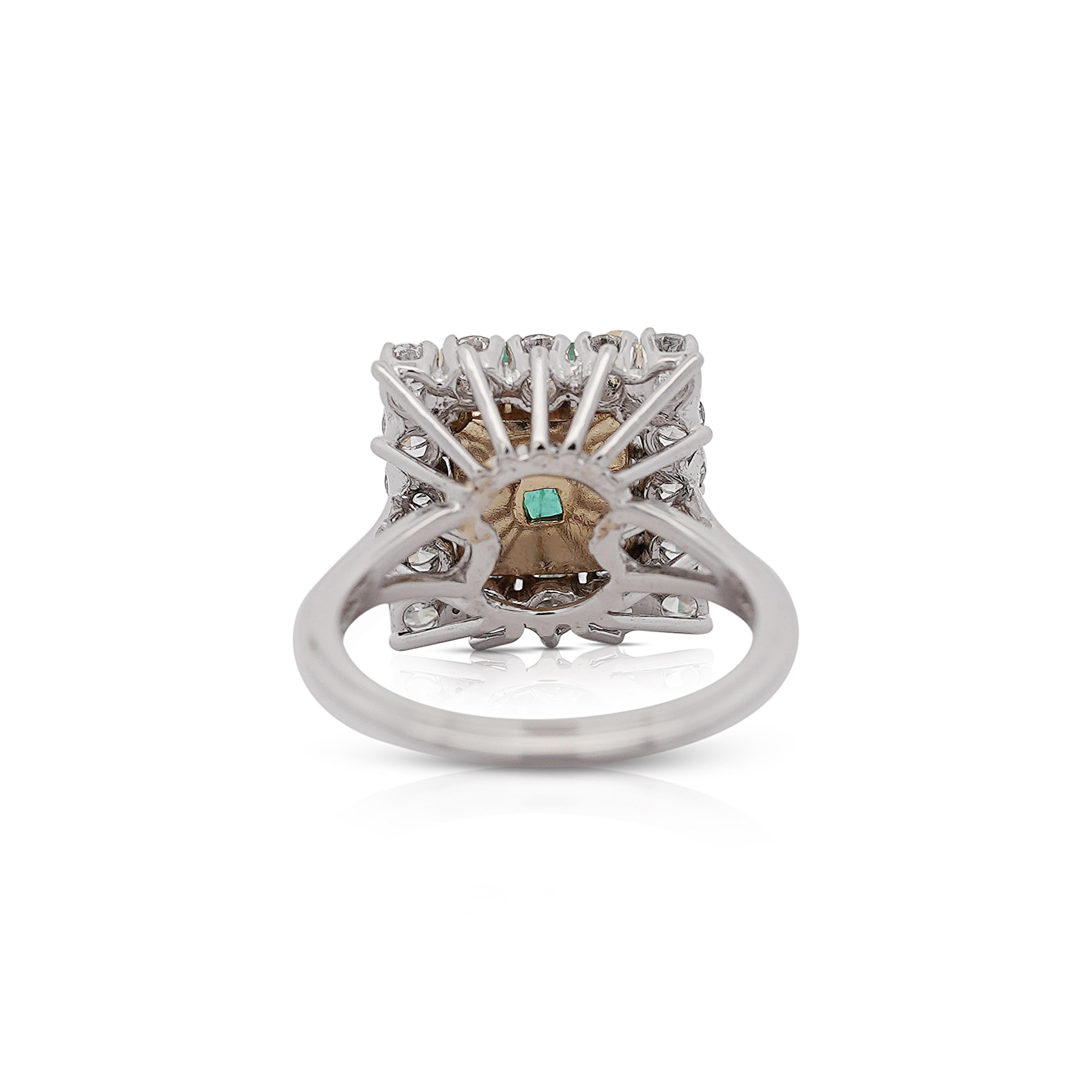 2,97 Karat Smaragdschliff Smaragd & Diamant Halo 18K Weißgold Vintage-Ring im Vintage-Stil mit Smaragdschliff im Angebot 4