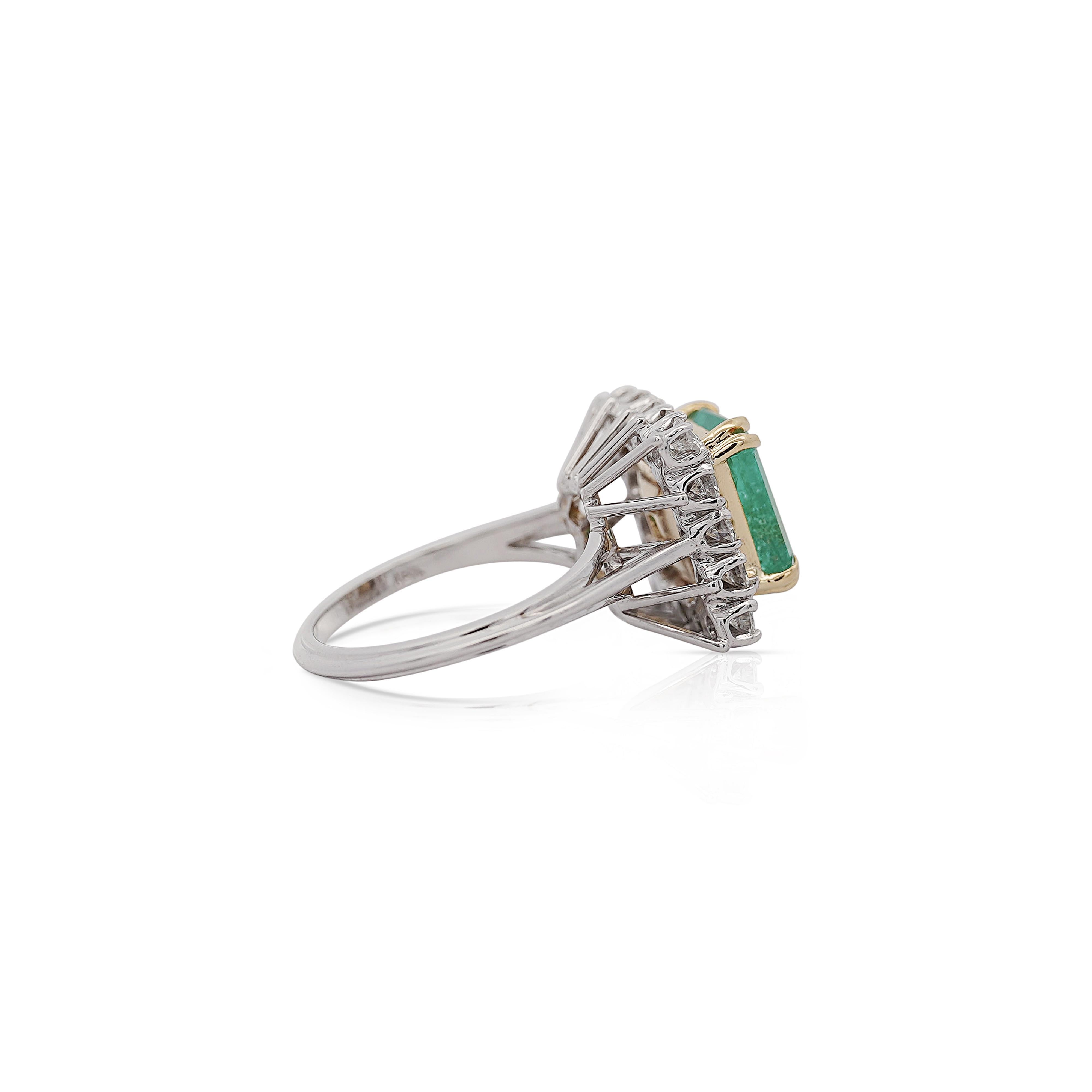2,97 Karat Smaragdschliff Smaragd & Diamant Halo 18K Weißgold Vintage-Ring im Vintage-Stil mit Smaragdschliff Damen im Angebot