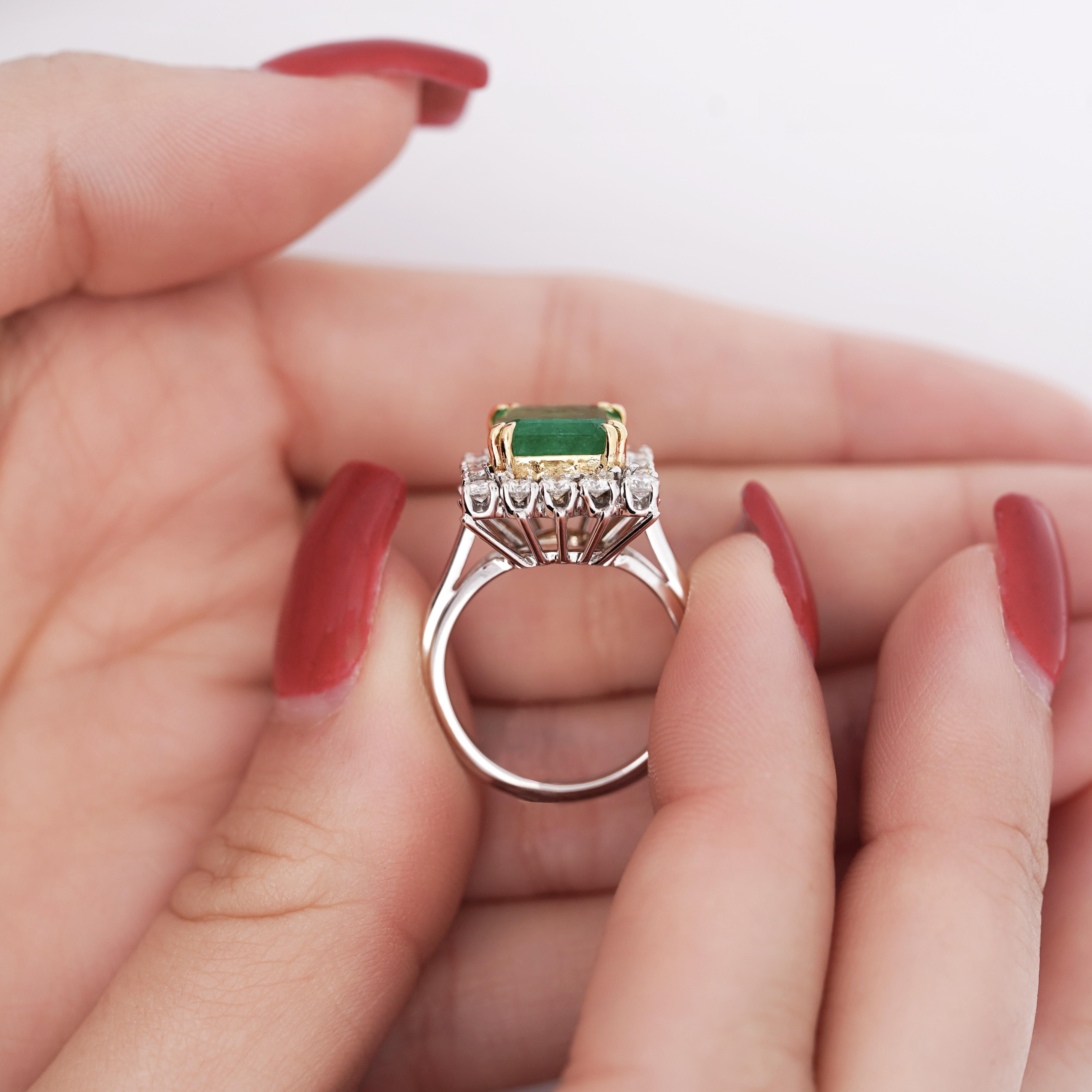 2,97 Karat Smaragdschliff Smaragd & Diamant Halo 18K Weißgold Vintage-Ring im Vintage-Stil mit Smaragdschliff im Angebot 2