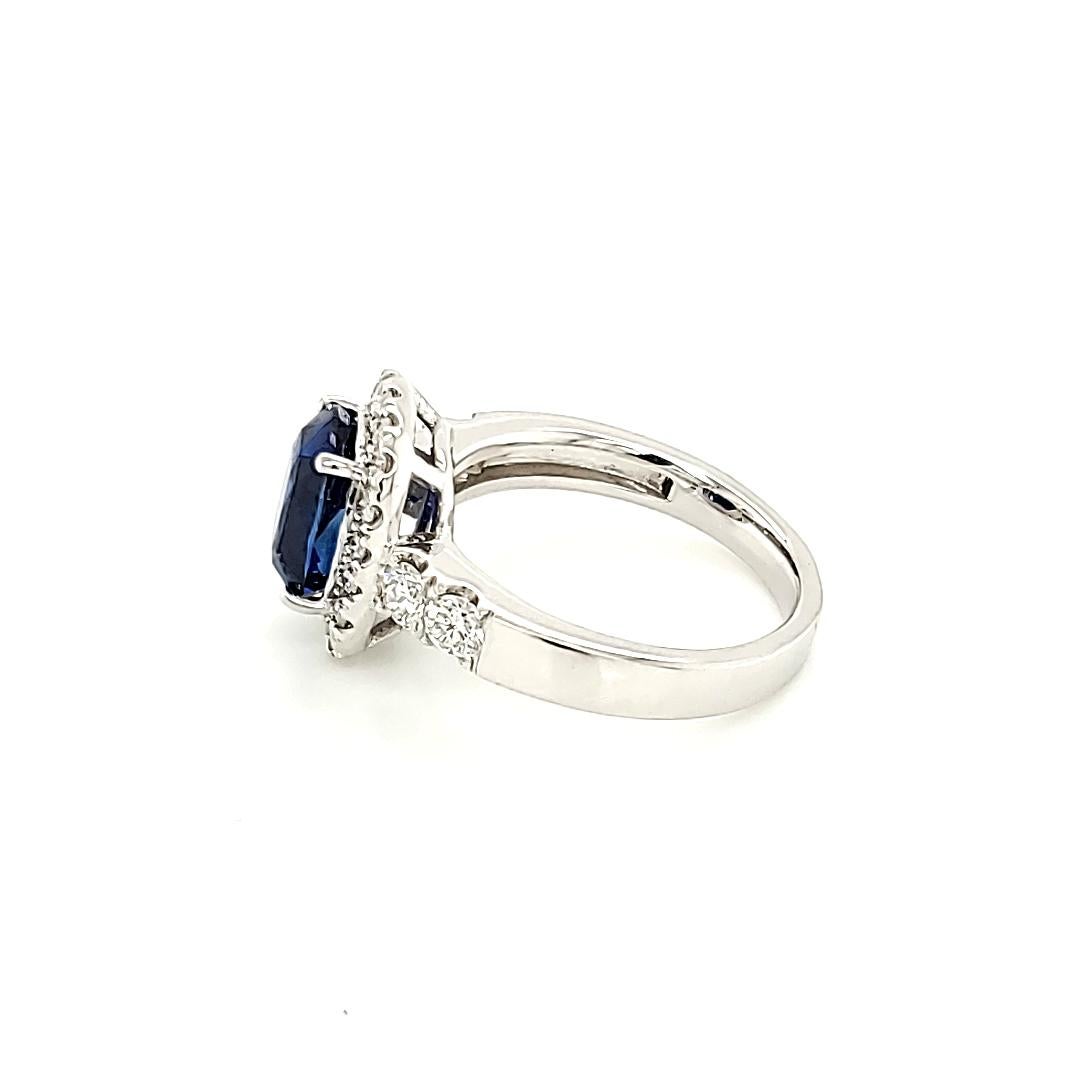 Contemporain Bague de fiançailles en saphir bleu royal certifié GRS de 2,97 carats et diamants en vente