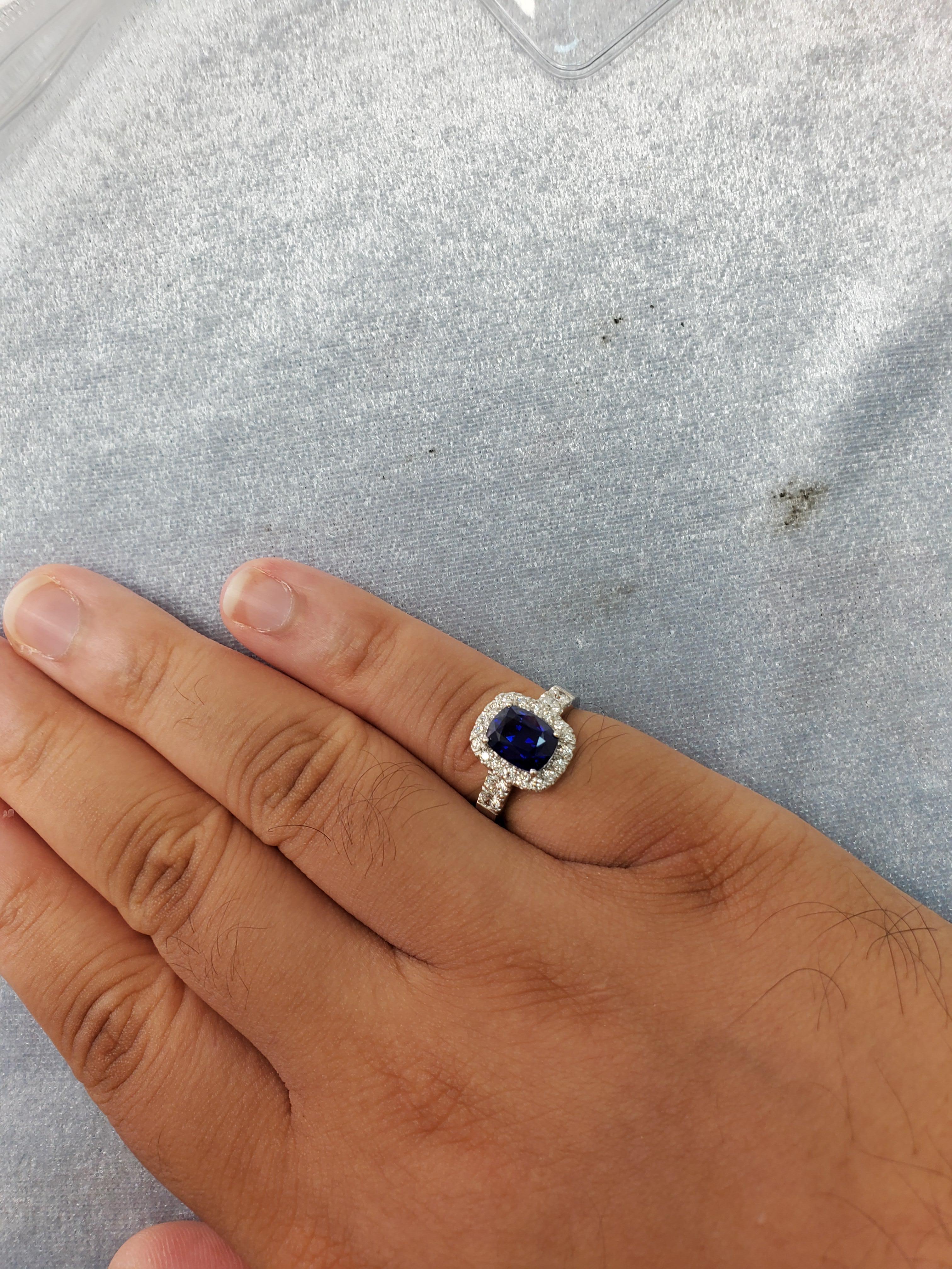 Taille coussin Bague de fiançailles en saphir bleu royal certifié GRS de 2,97 carats et diamants en vente