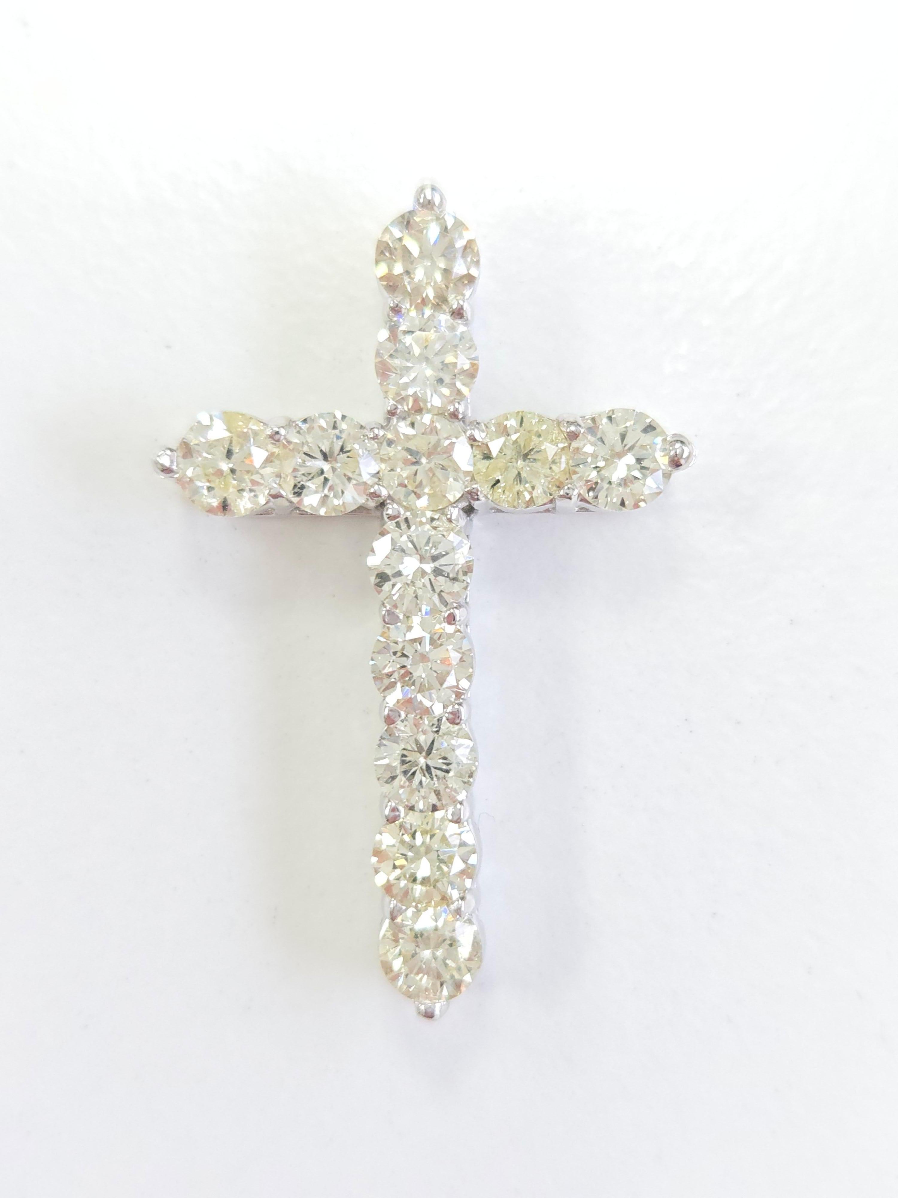 Magnifique pendentif croix en or blanc 14 carats et diamants. Un poids total de 2.97 carats de diamants ronds, très étincelants et brillants.

Matériau : Or blanc 14K

Spécifications du diamant :

Poids total : 2,97 carats

Coupe : Coupe