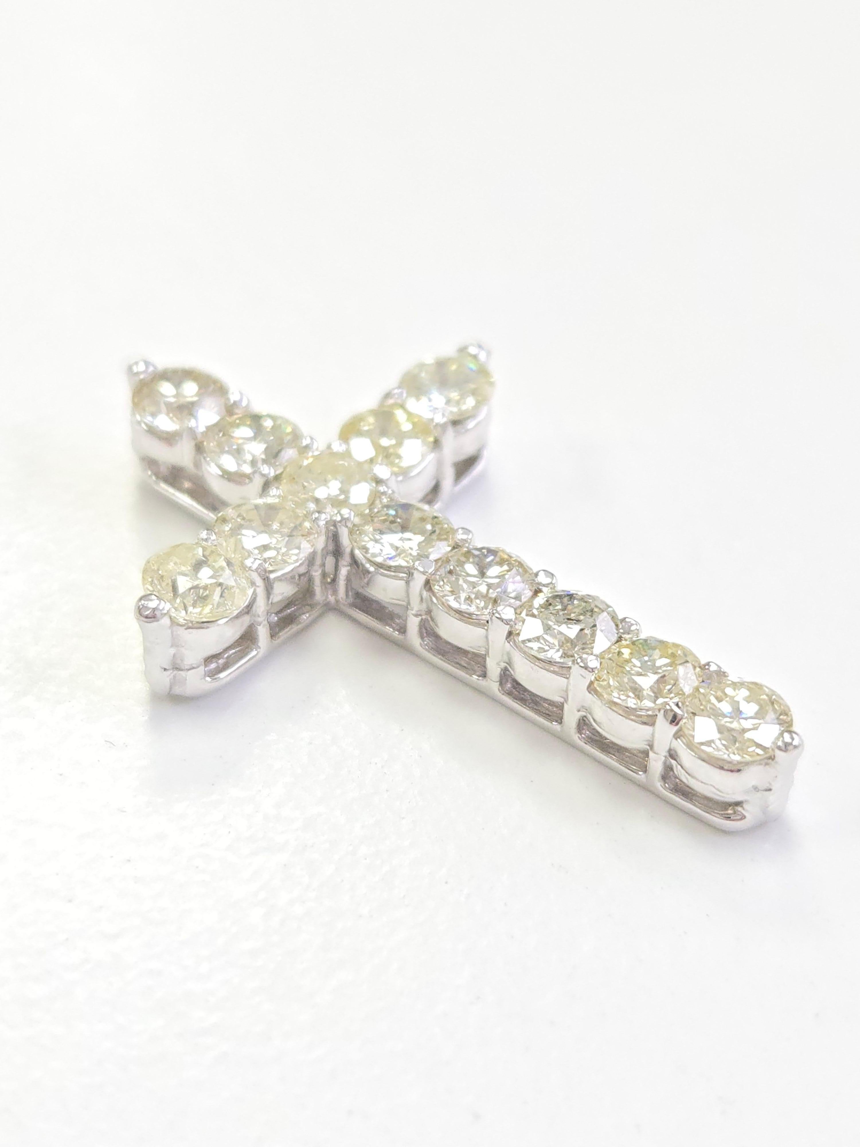 Moderne Pendentif croix en or blanc 14 carats et diamants naturels de 2,97 carats en vente