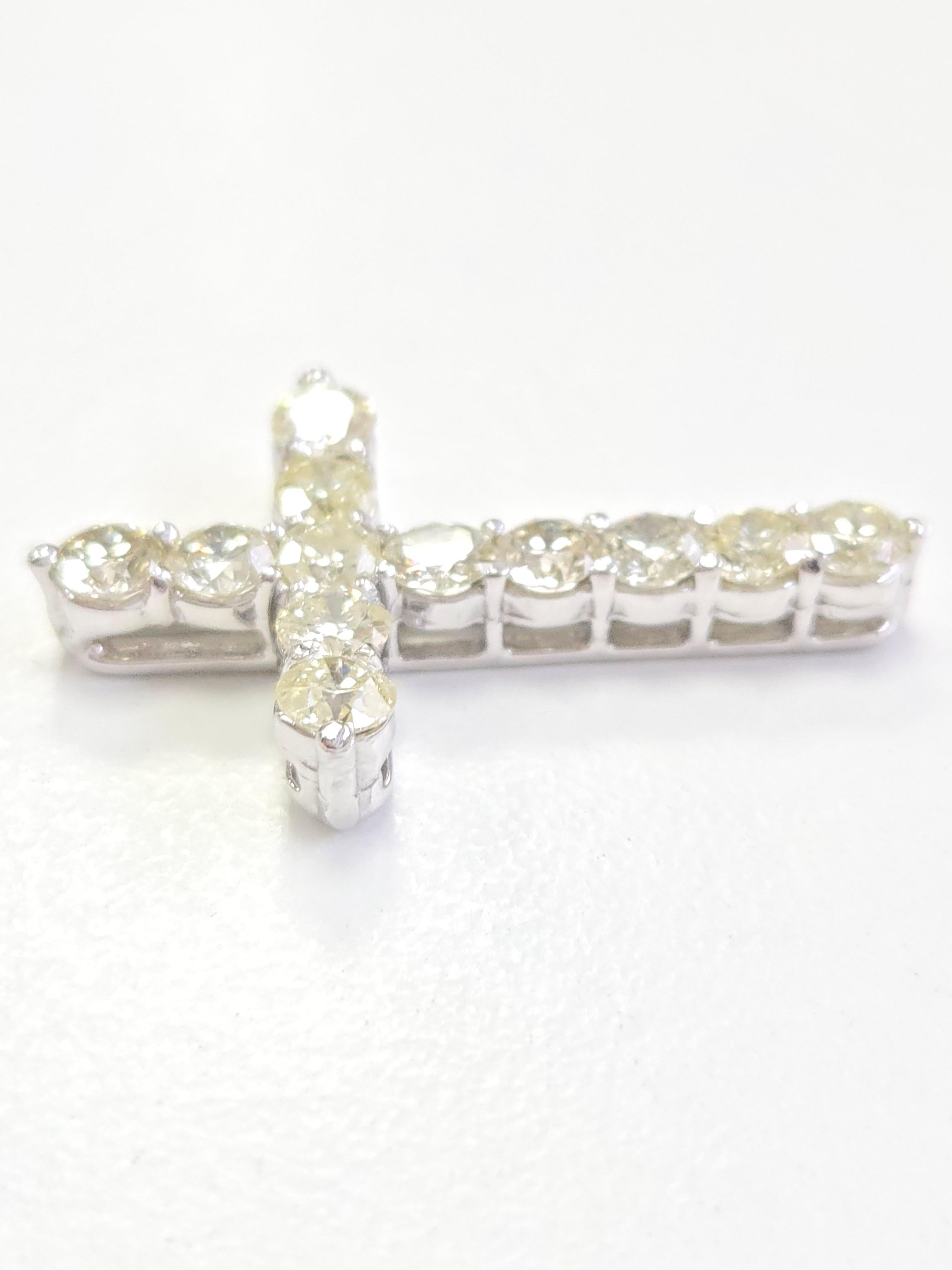 Taille ronde Pendentif croix en or blanc 14 carats et diamants naturels de 2,97 carats en vente