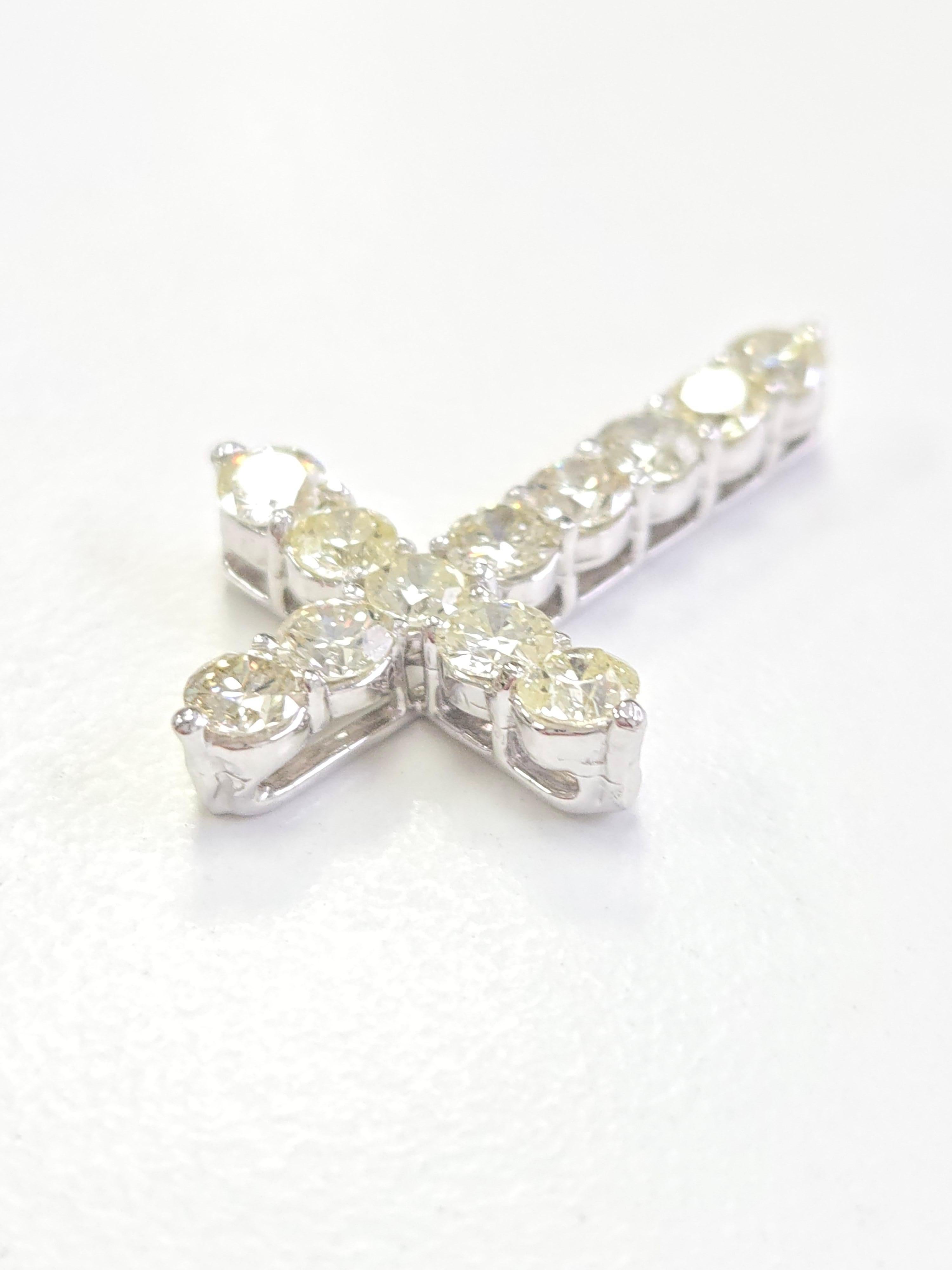 Pendentif croix en or blanc 14 carats et diamants naturels de 2,97 carats Neuf - En vente à Great Neck Plaza, NY