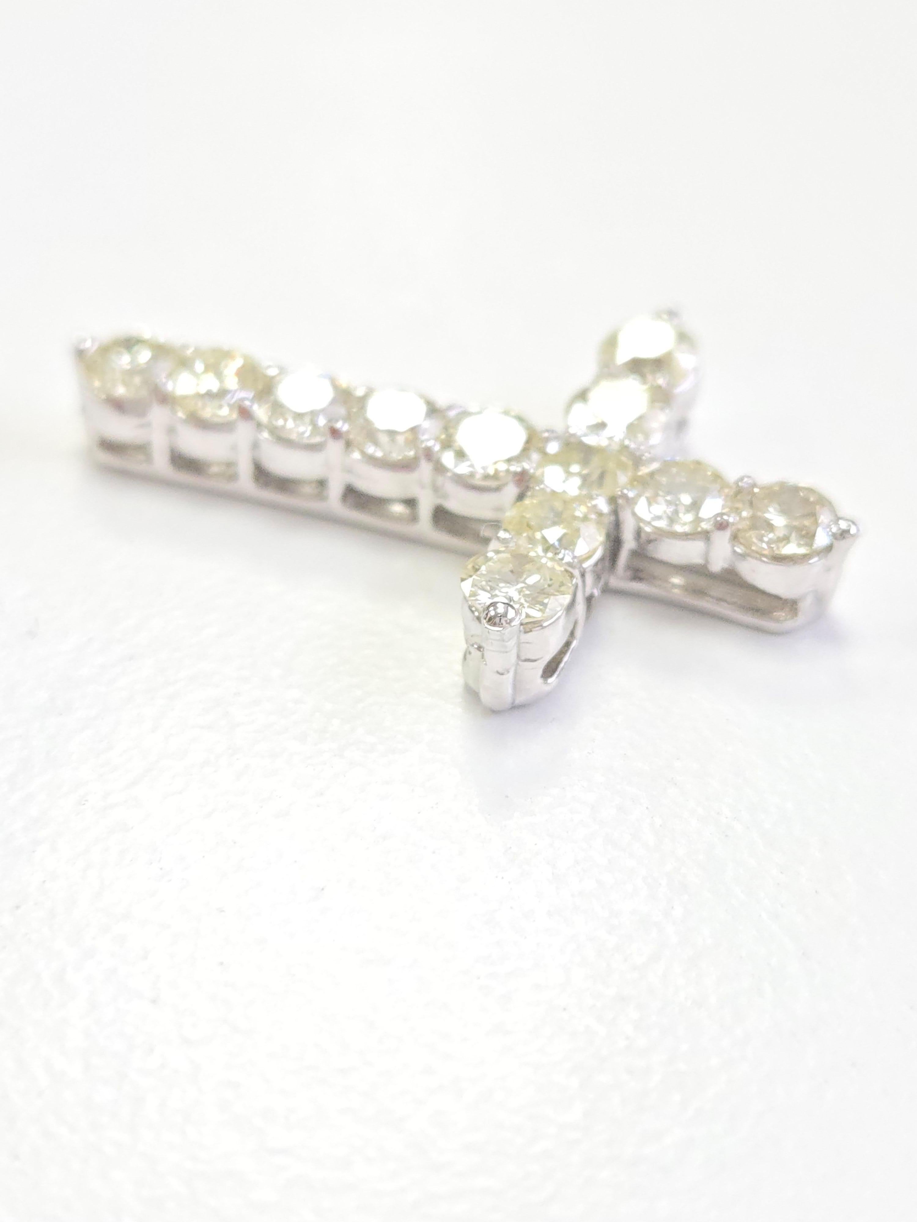 Pendentif croix en or blanc 14 carats et diamants naturels de 2,97 carats Unisexe en vente