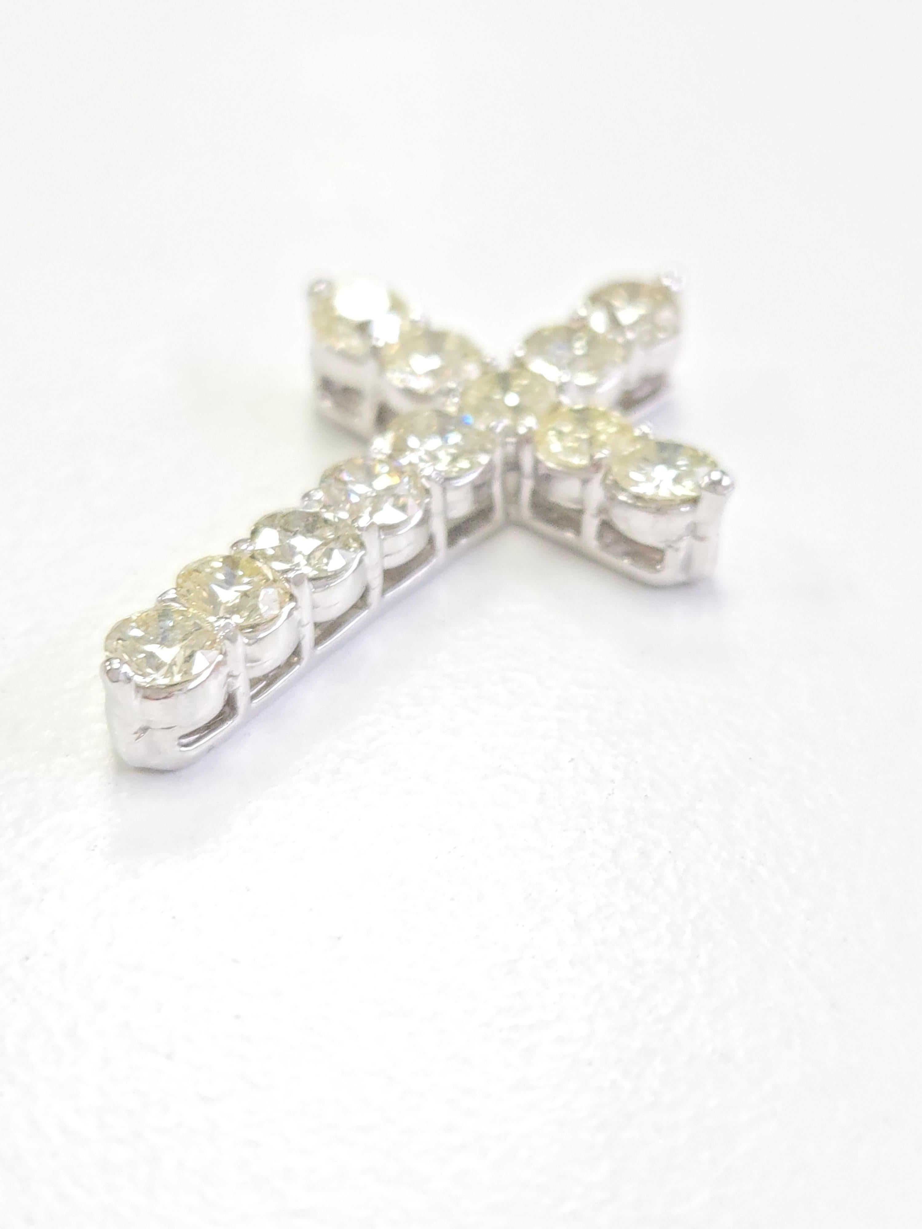 Pendentif croix en or blanc 14 carats et diamants naturels de 2,97 carats en vente 1