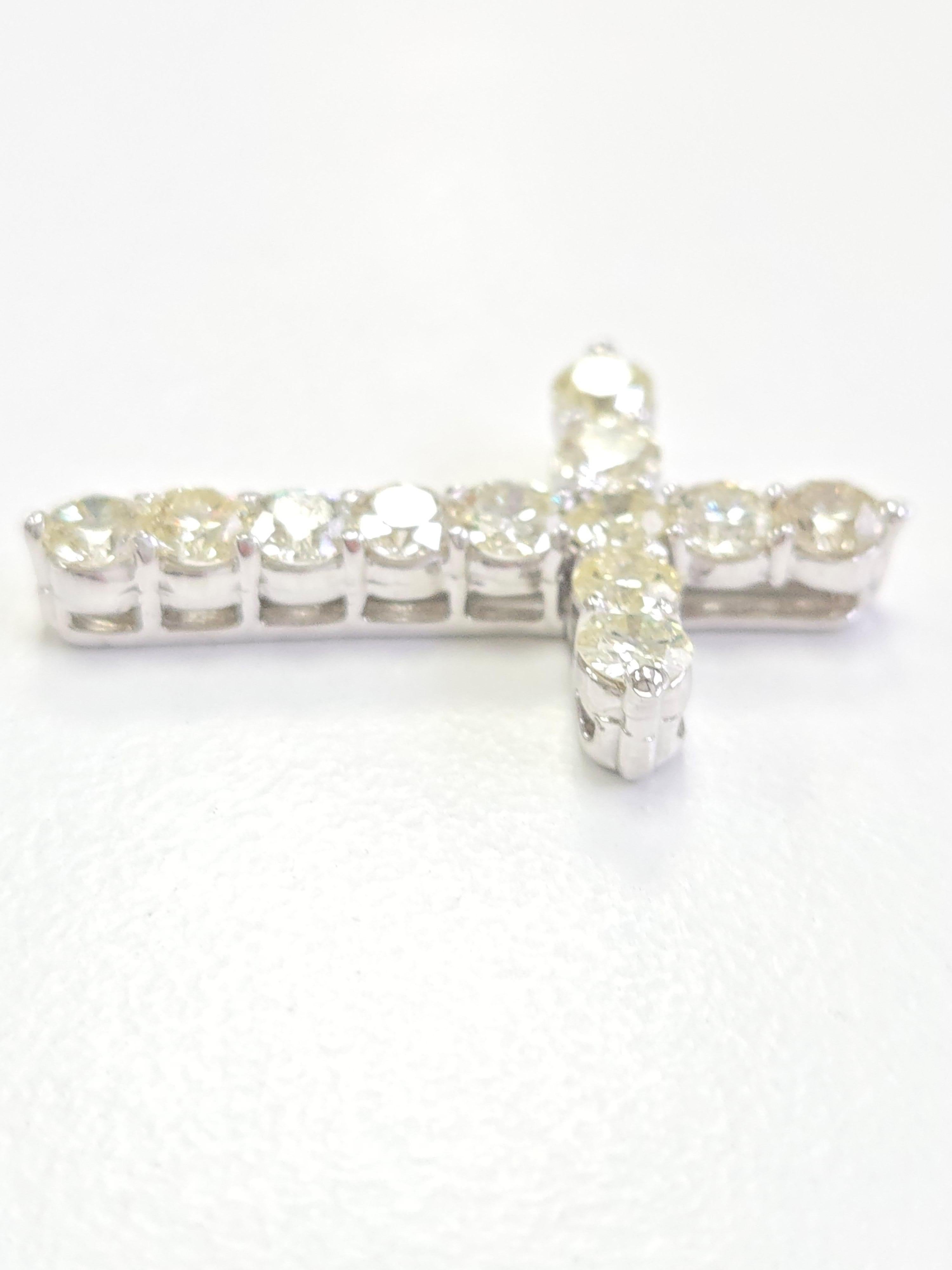 Pendentif croix en or blanc 14 carats et diamants naturels de 2,97 carats en vente 2