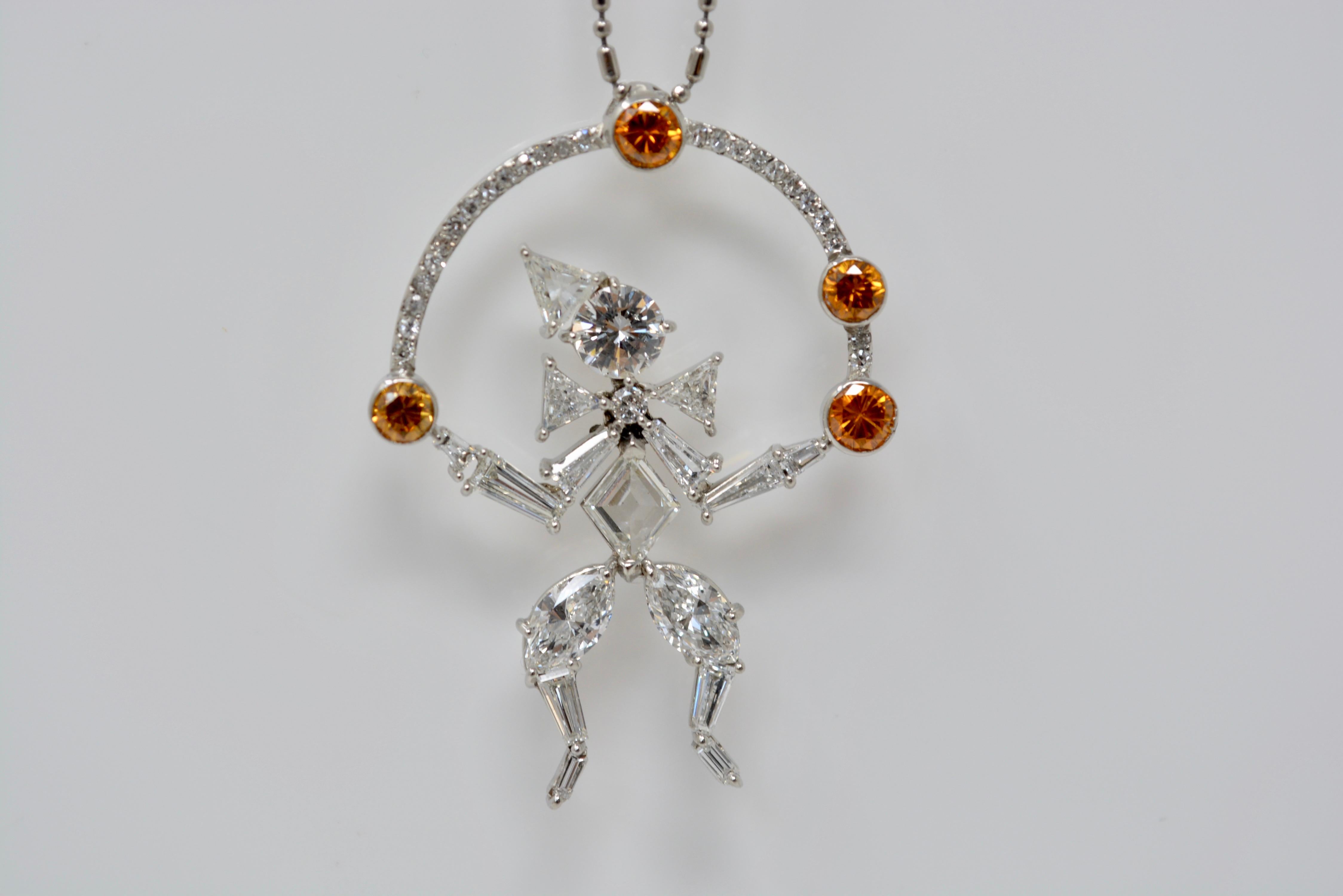 Doté d'un pendentif incroyablement attrayant, magnifiquement serti de diamants bruns et blancs, ce charmant collier de Moguldiam Inc ajoutera une touche de vivacité à votre style. Le collier est fabriqué à la main en platine avec des diamants bruns