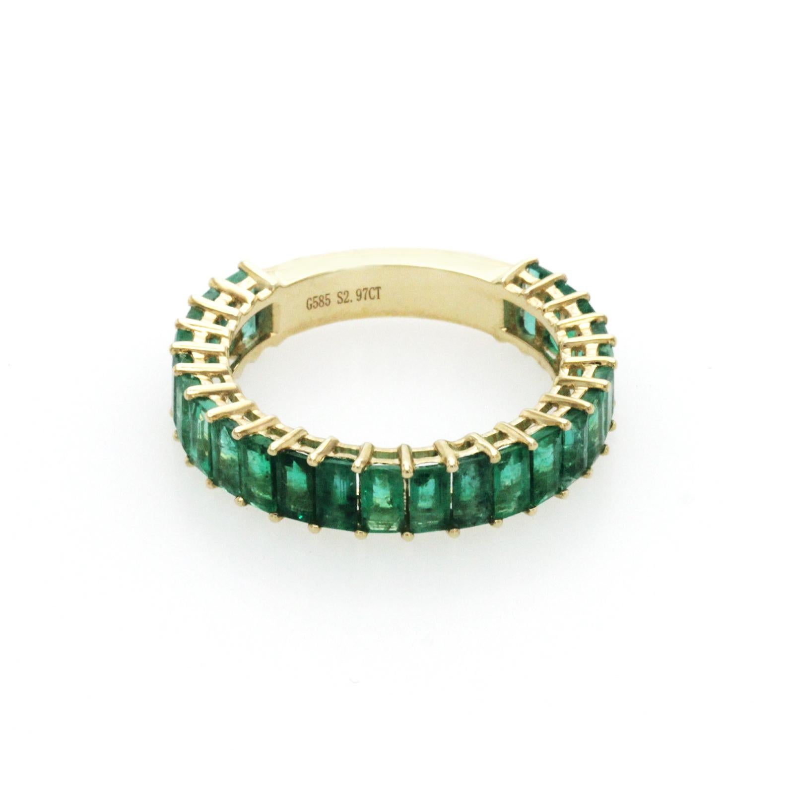 2.97 Carat Colombian Emerald 14k Yellow Gold Band Ring In Excellent Condition For Sale In Los Angeles, CA