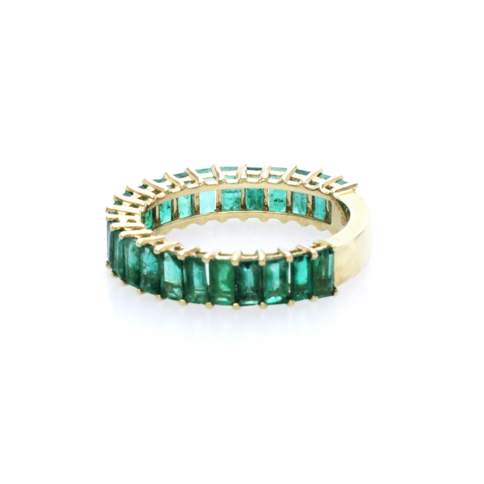 Women's or Men's 2.97 Carat Colombian Emerald 14k Yellow Gold Band Ring For Sale