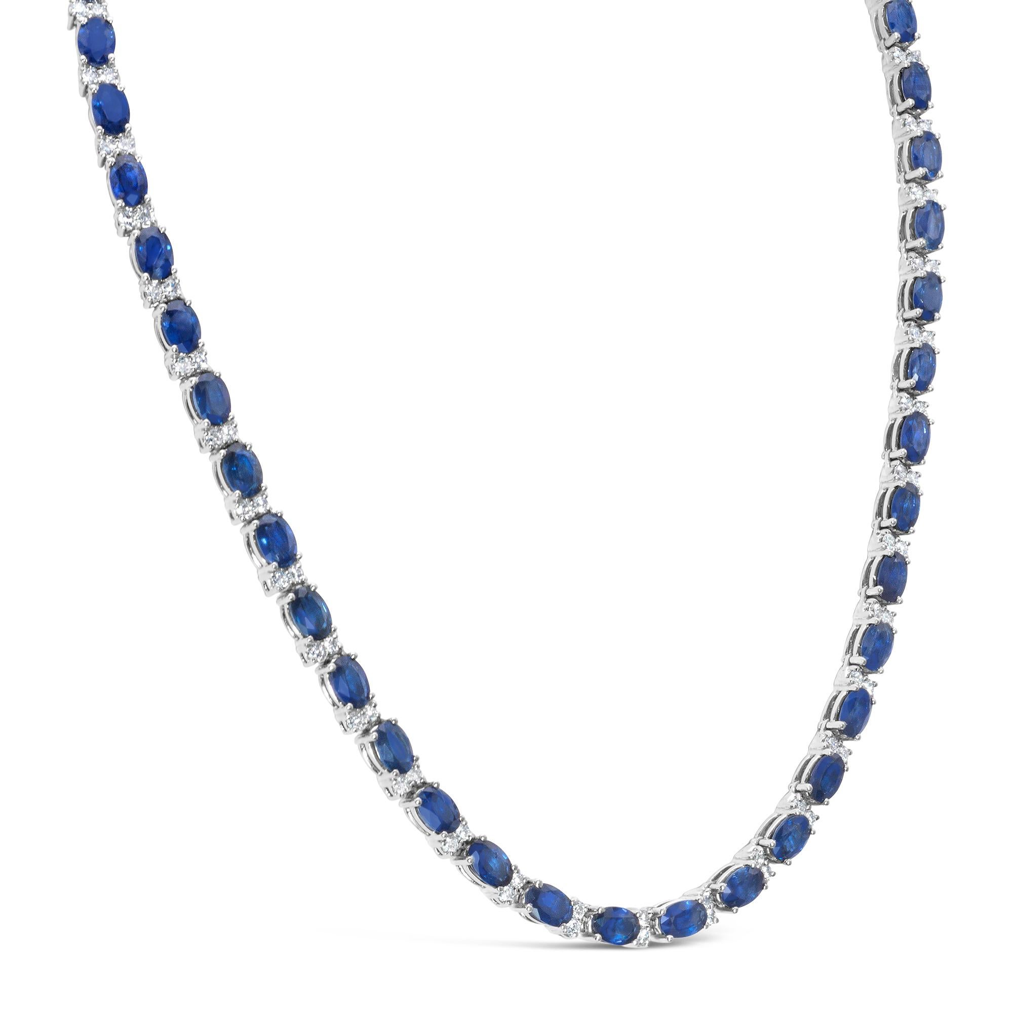 Un incroyable collier de tennis, mettant en valeur des saphirs bleus de taille ovale pesant 26,80 carats au total, élégamment espacés par deux diamants ronds de taille brillant pesant 2,90 carats au total. Finement réalisé en or blanc 14K, il mesure