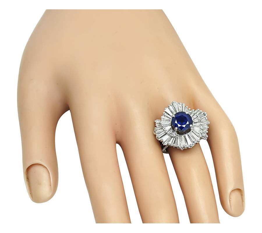 Il s'agit d'une magnifique bague en platine. La bague est centrée sur un saphir de taille ovale qui pèse environ 2.97 ct. Le saphir est rehaussé par d'étincelants diamants de taille baguette qui pèsent environ 1.75 ct. La couleur de ces diamants est