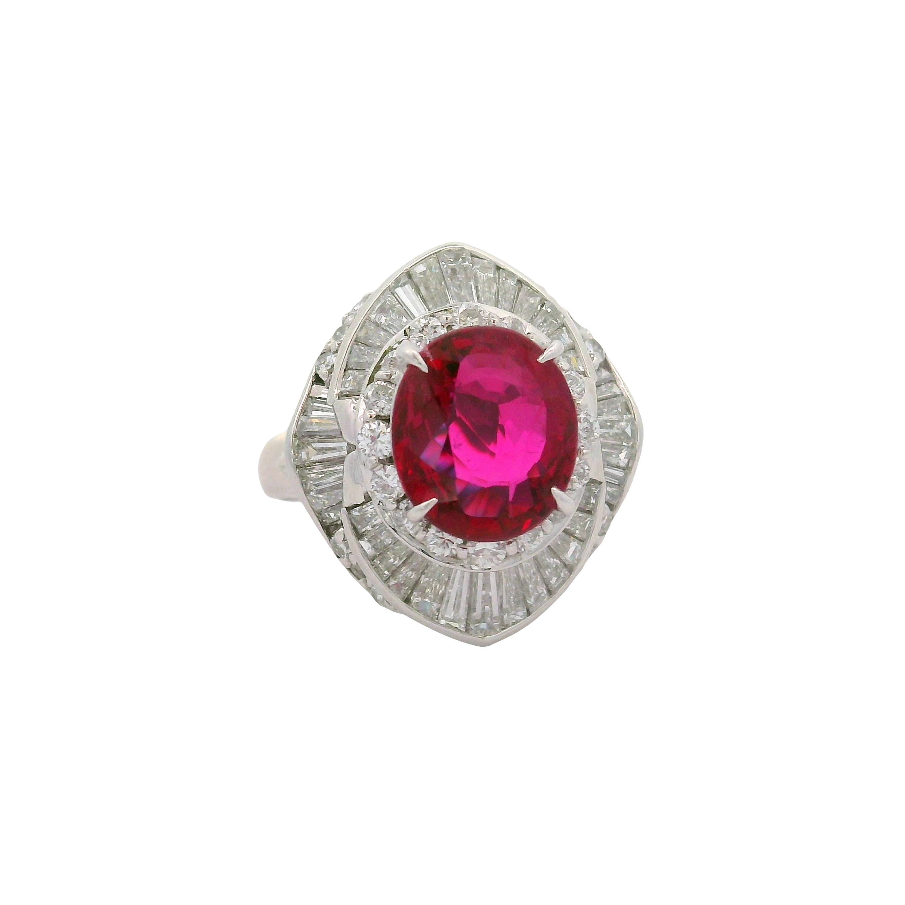 Contemporain Bague en platine avec rubis thaïlandais de 2.98 carats et diamants, certifiée GIA en vente