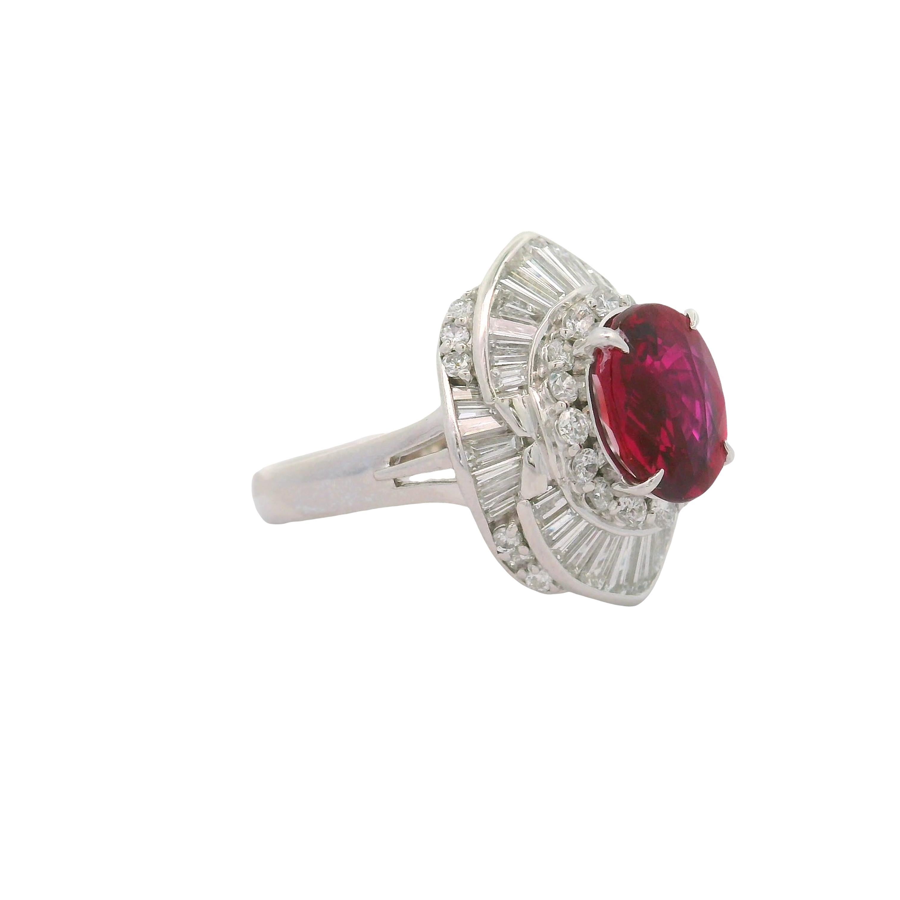 Taille mixte Bague en platine avec rubis thaïlandais de 2.98 carats et diamants, certifiée GIA en vente
