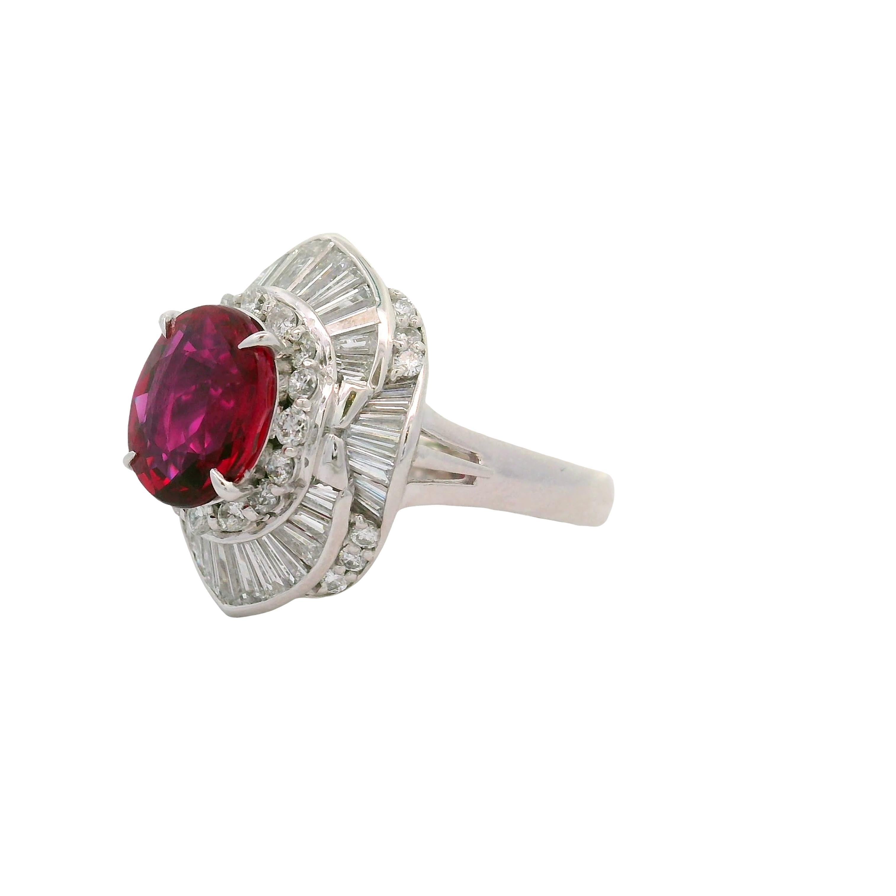 Bague en platine avec rubis thaïlandais de 2.98 carats et diamants, certifiée GIA Excellent état - En vente à Beverly Hills, CA
