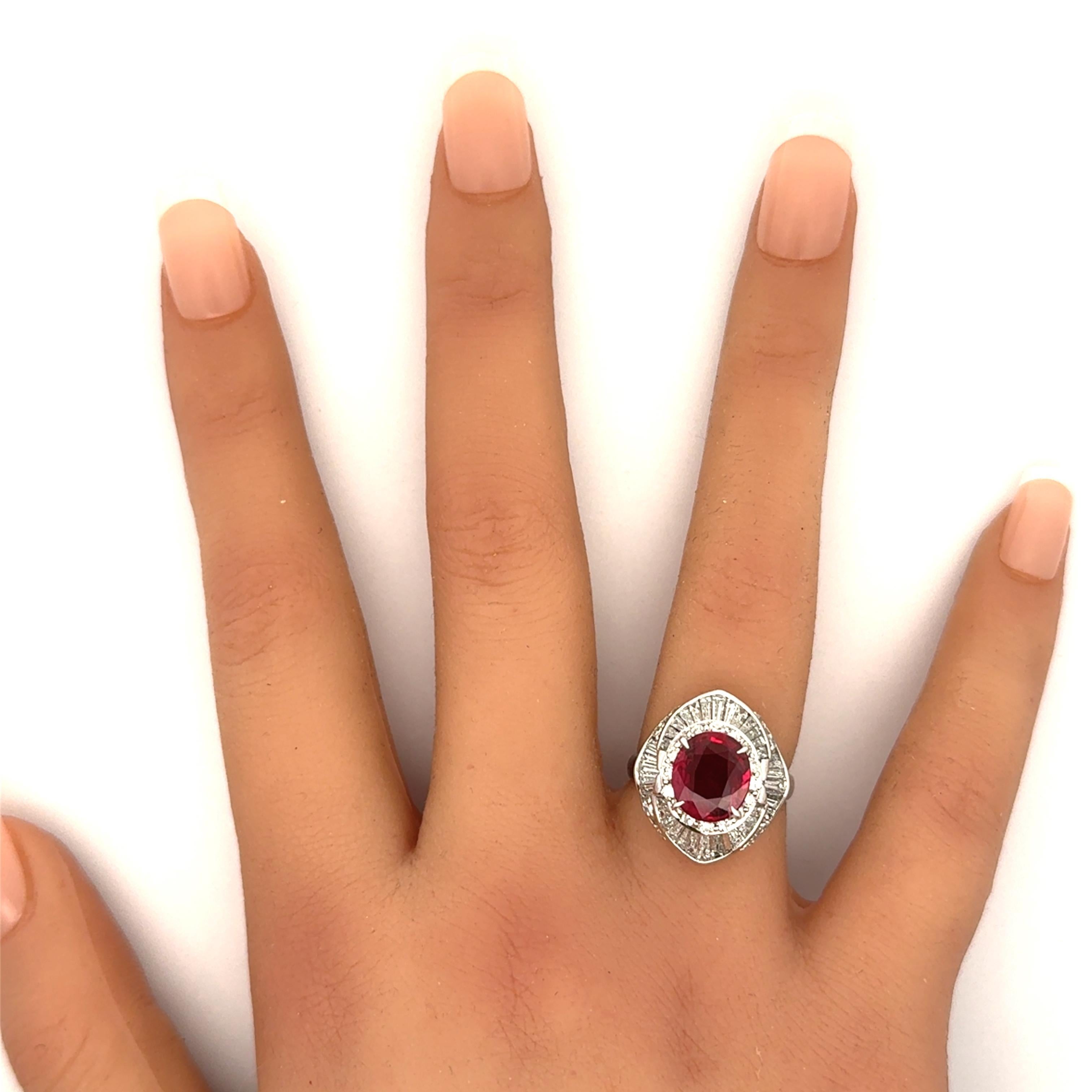 Bague en platine avec rubis thaïlandais de 2.98 carats et diamants, certifiée GIA Pour femmes en vente