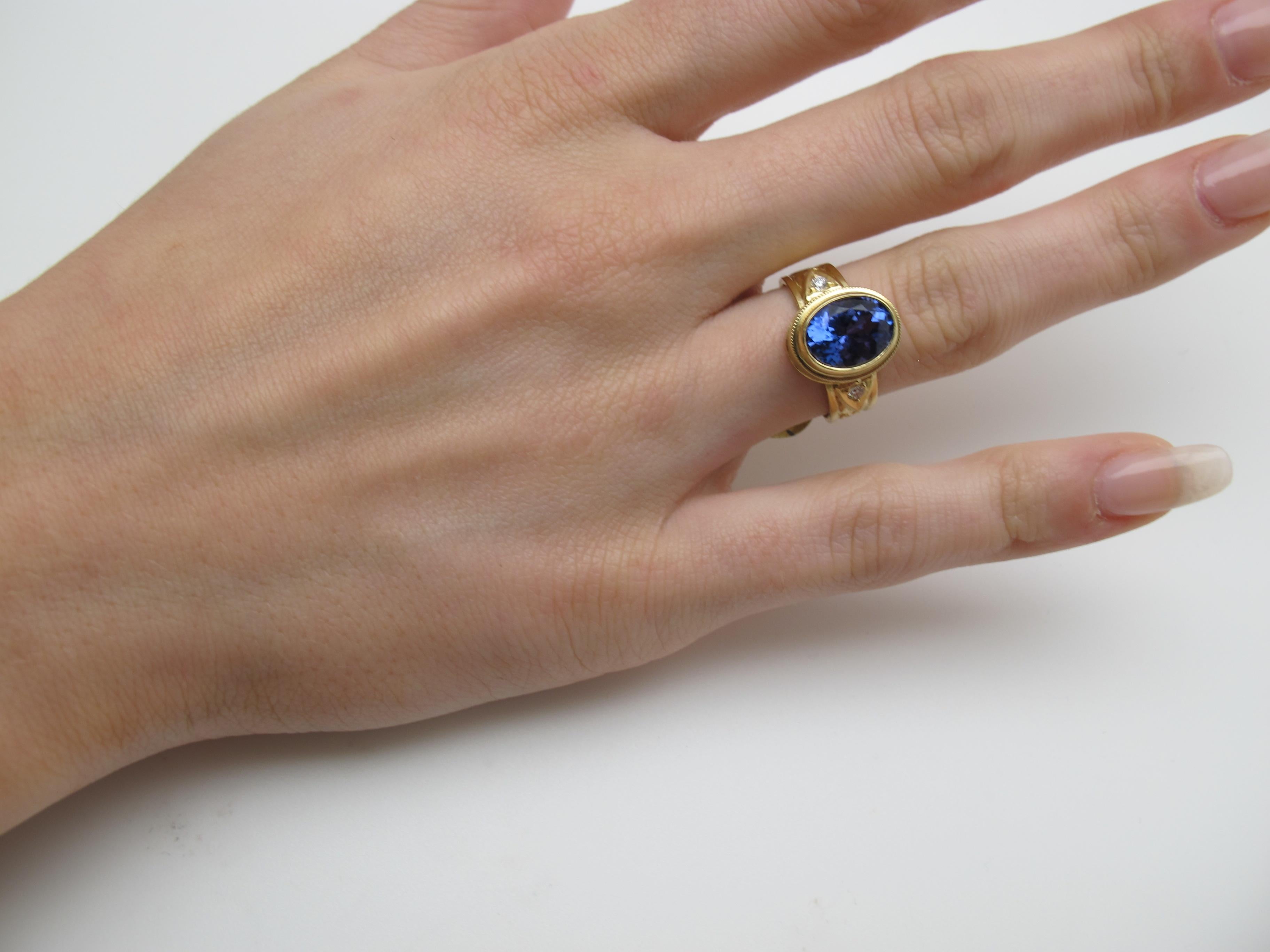 2.98 Carat Tanzanite and Diamonds 18 Karat Yellow Gold Ring In New Condition In Los Angeles, CA