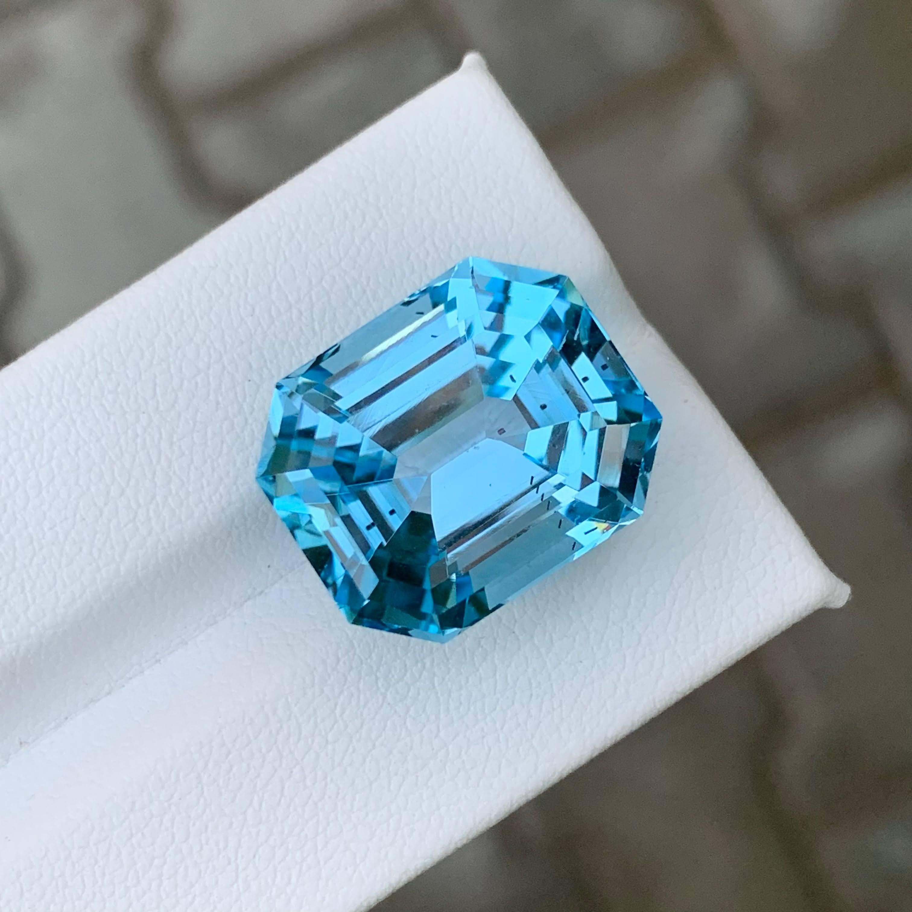 Moderno 29,80 Carati Nature, splendido Topazio blu svizzero sciolto con taglio smeraldo Gemma africana in vendita
