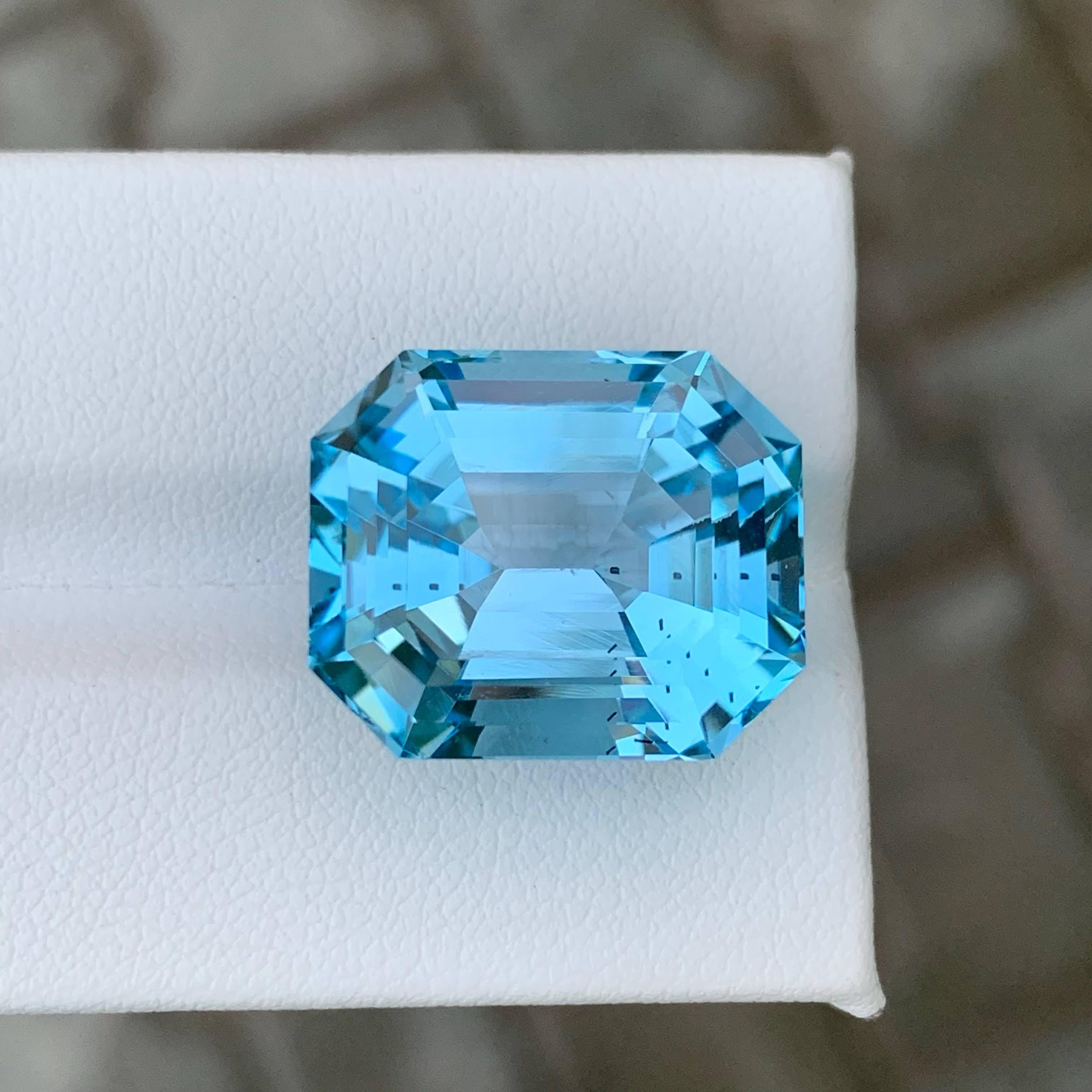 29,80 Carati Nature, splendido Topazio blu svizzero sciolto con taglio smeraldo Gemma africana in vendita 1