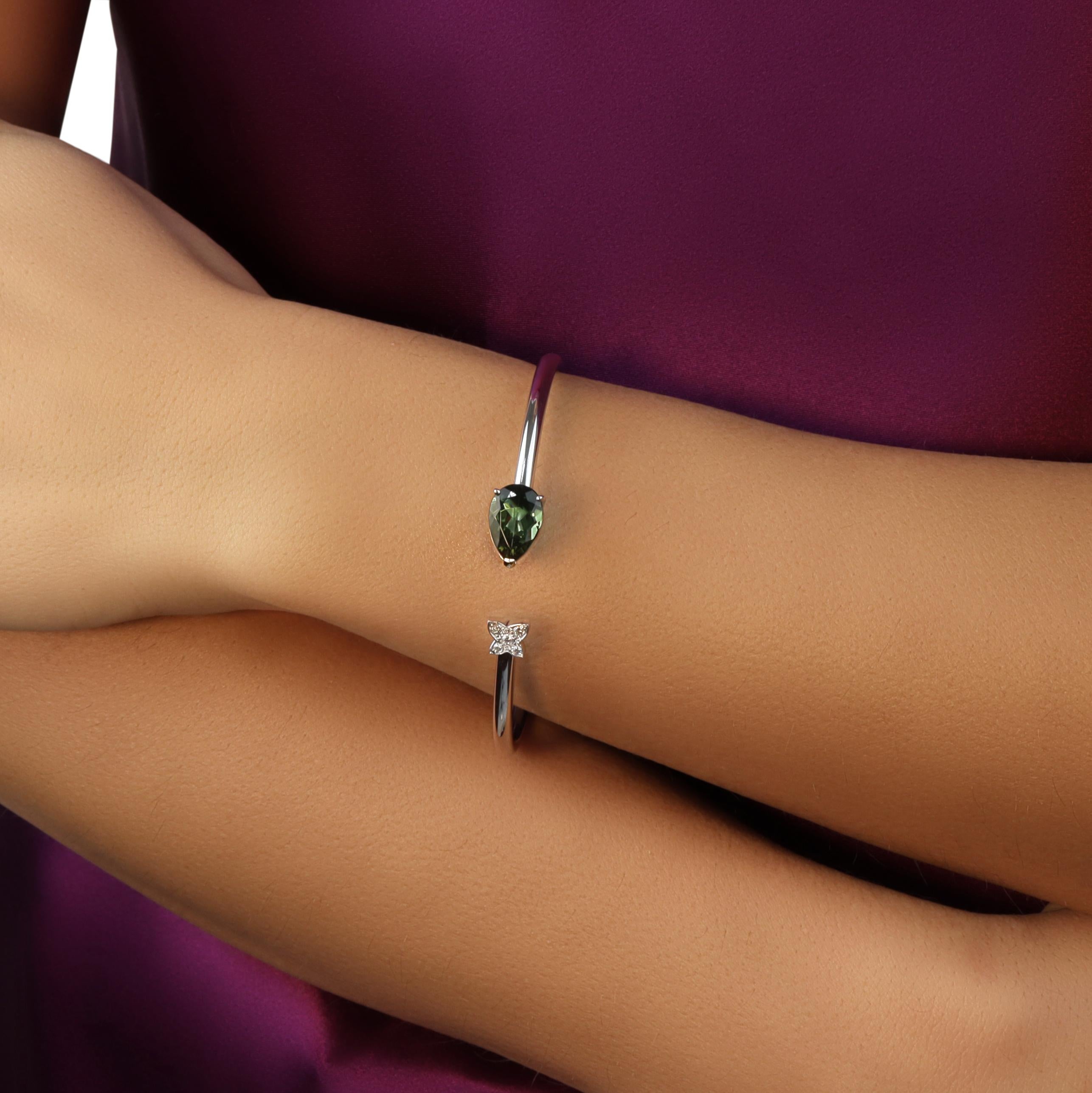 2.98ct Green Tourmaline Open-Cuff Bangle Modern Gold Bracelet with Diamonds In New Condition For Sale In Valenza, IT