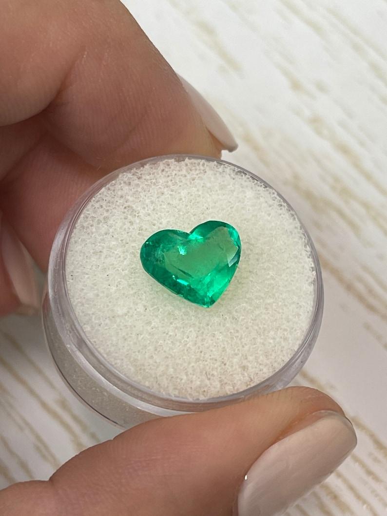Esmeralda colombiana talla corazón de 2.99 quilates  Gema Natural Suelta Verde Vivaz Moderno en venta