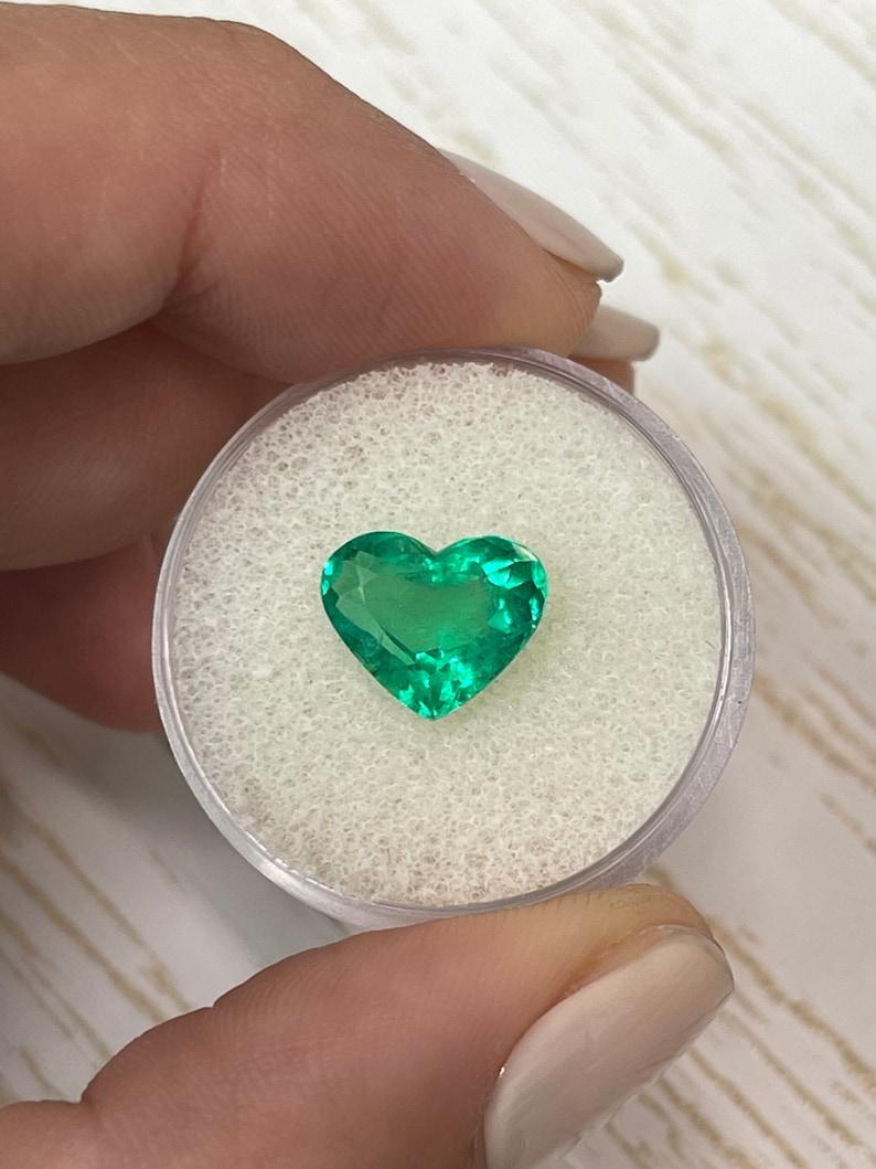 Esmeralda colombiana talla corazón de 2.99 quilates  Gema Natural Suelta Verde Vivaz Corte esmeralda en venta