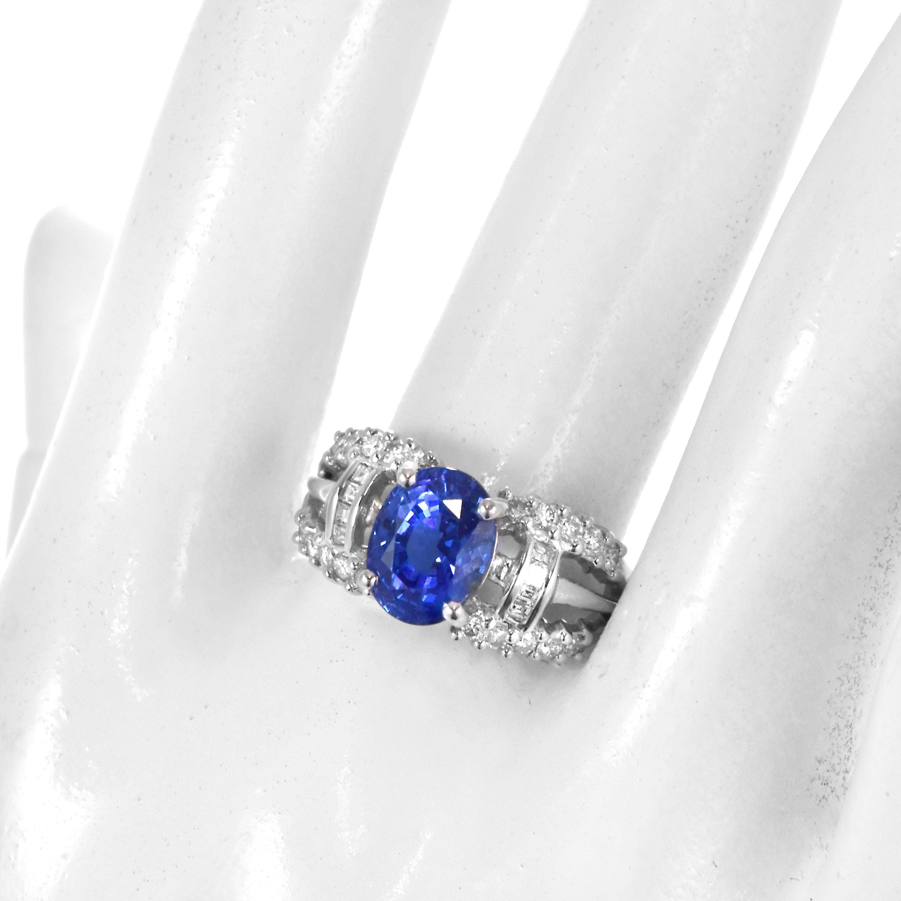 Moderne Bague en platine avec saphir bleu naturel de 2,99 carats et diamant en vente