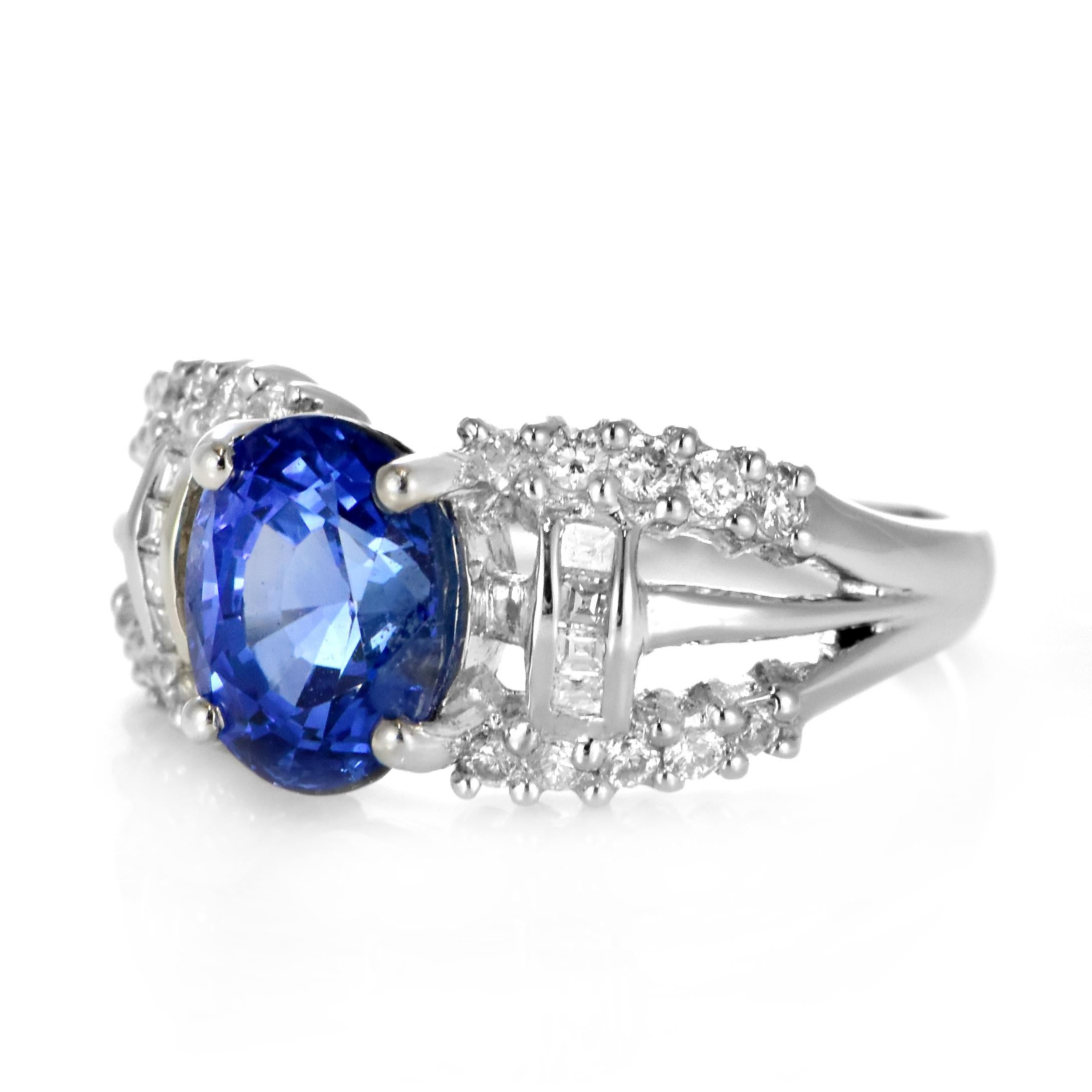Taille ovale Bague en platine avec saphir bleu naturel de 2,99 carats et diamant en vente