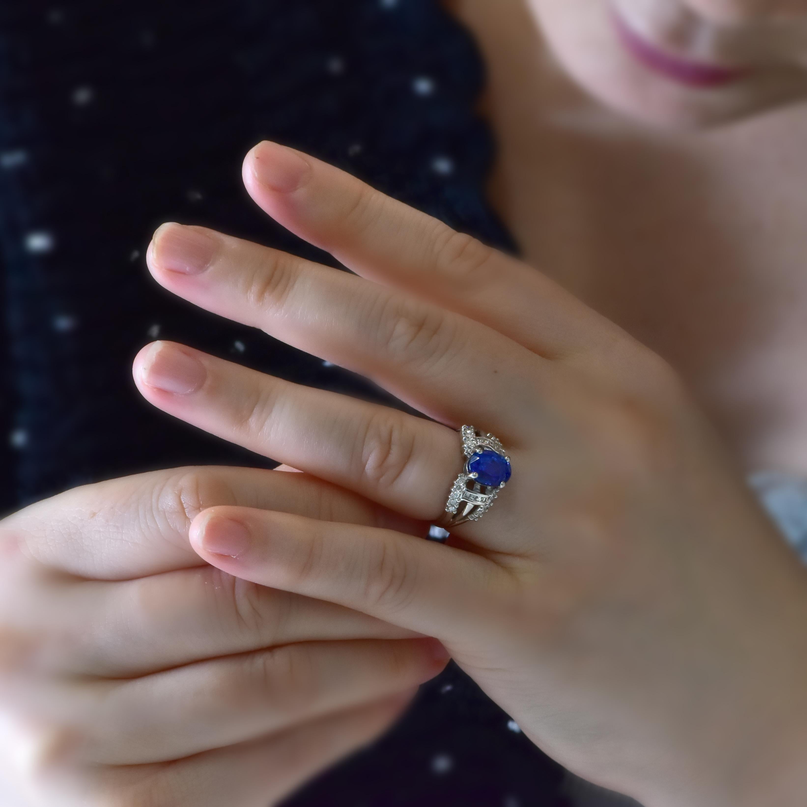 Bague en platine avec saphir bleu naturel de 2,99 carats et diamant en vente 1