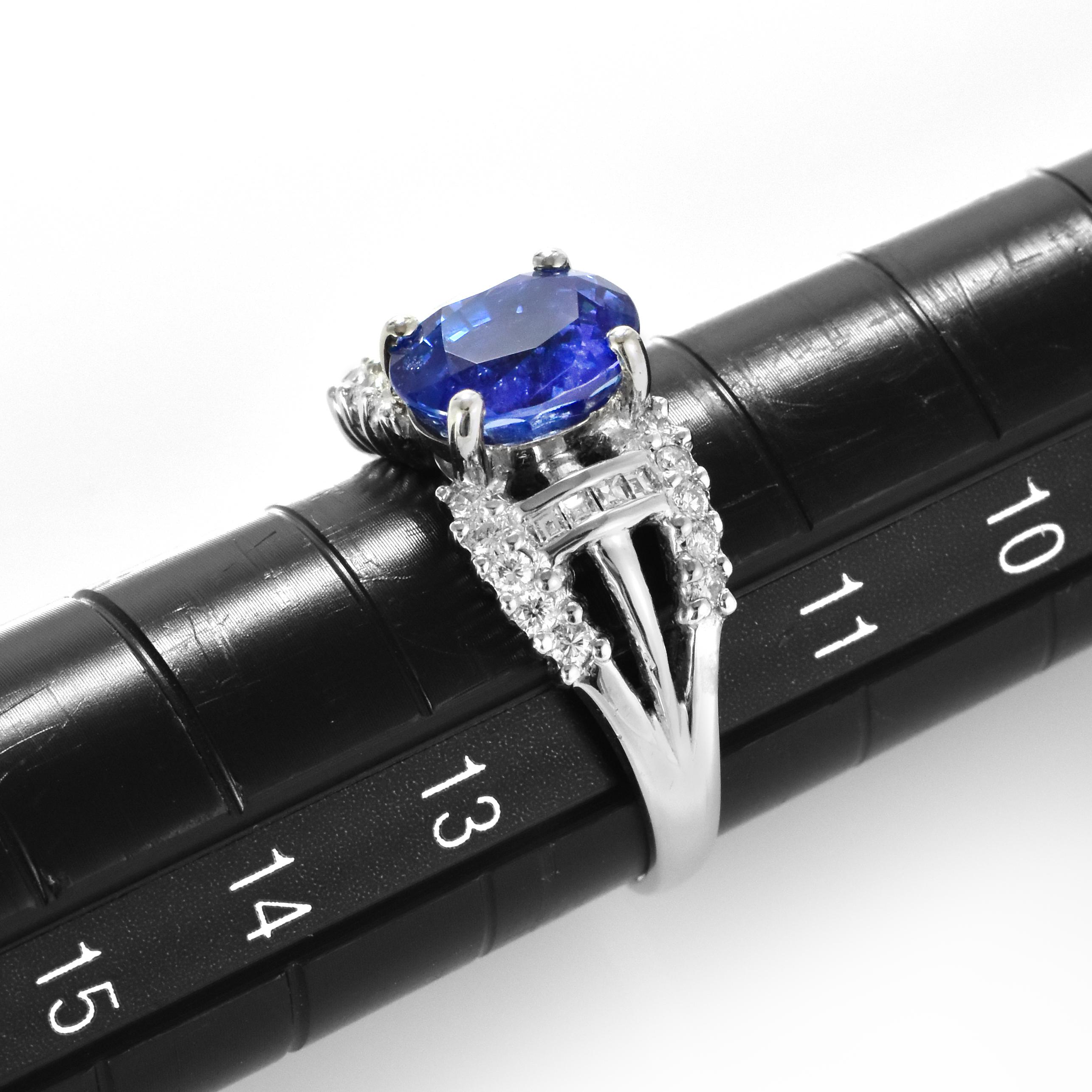 Bague en platine avec saphir bleu naturel de 2,99 carats et diamant en vente 2