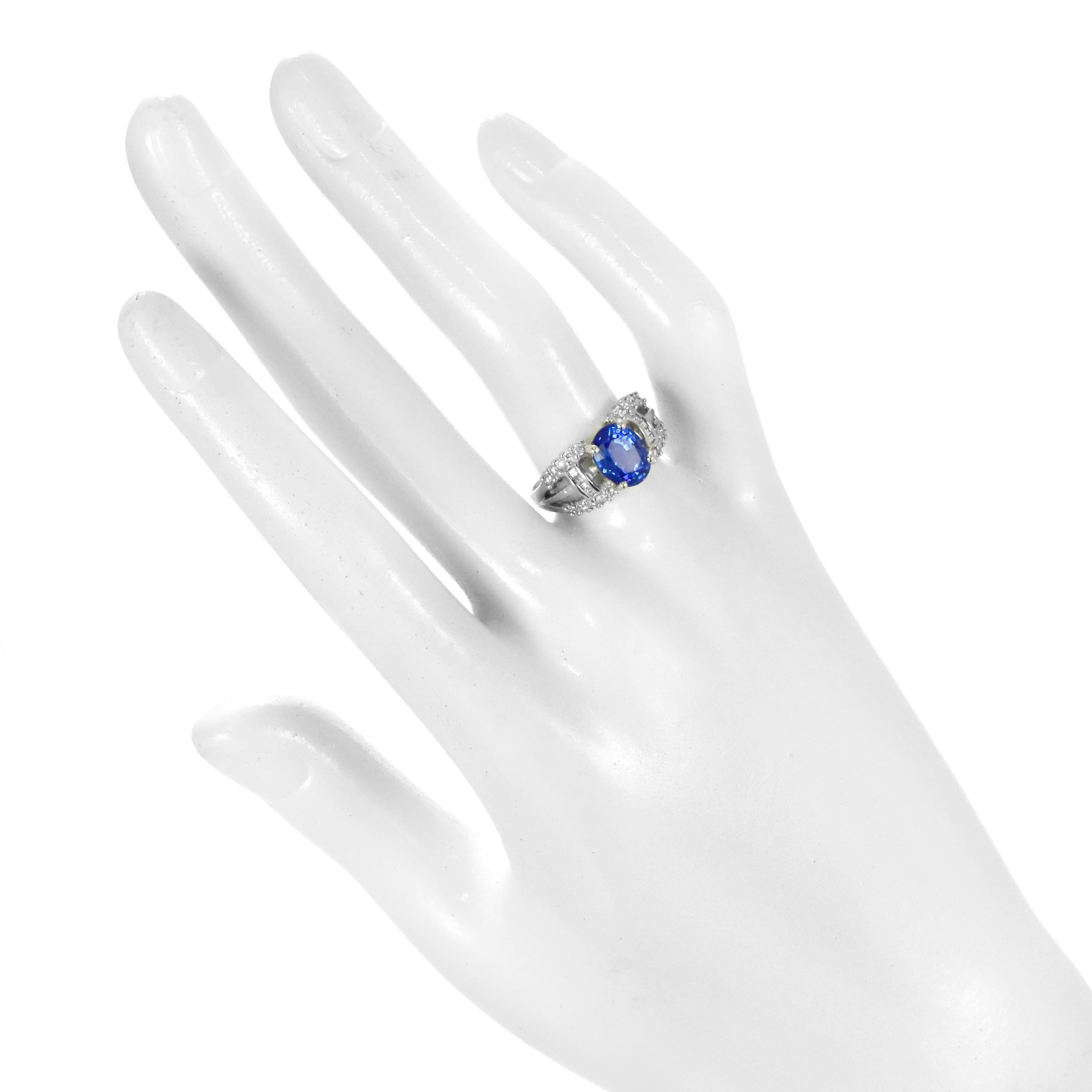 Bague en platine avec saphir bleu naturel de 2,99 carats et diamant en vente 3