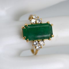 Anello con smeraldo naturale taglio ovale e diamante in oro giallo 18 carati da 2,99 carati