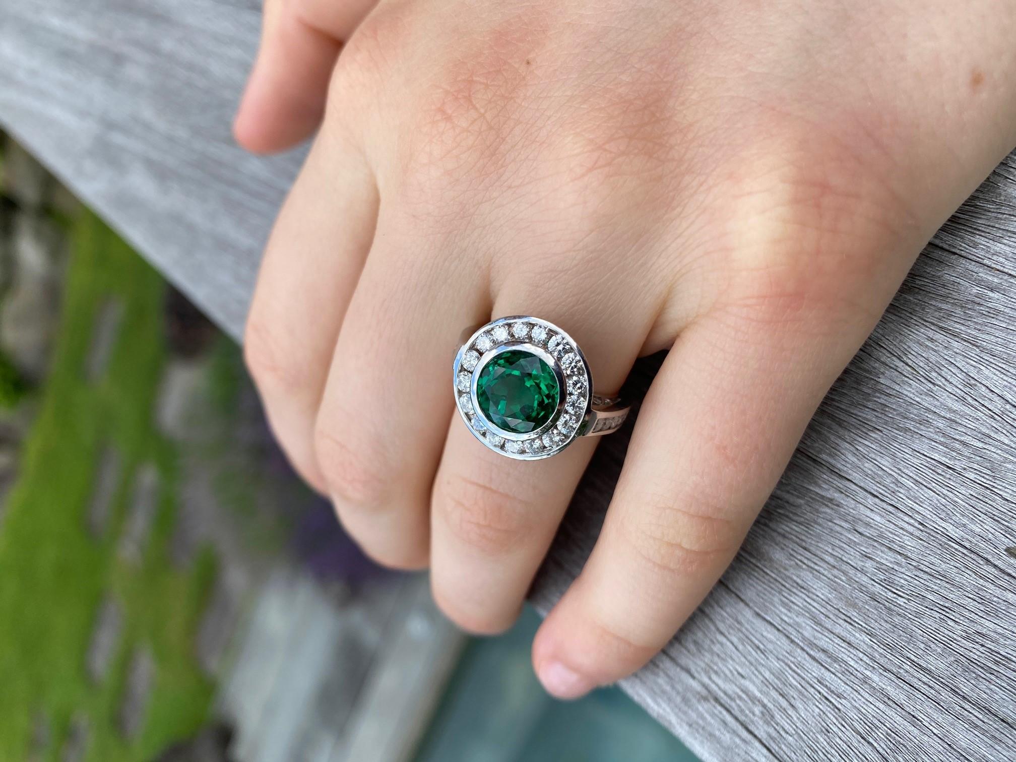 2.99 Carat Vivid Green Emerald and Diamond Ring in Platinum For Sale 2