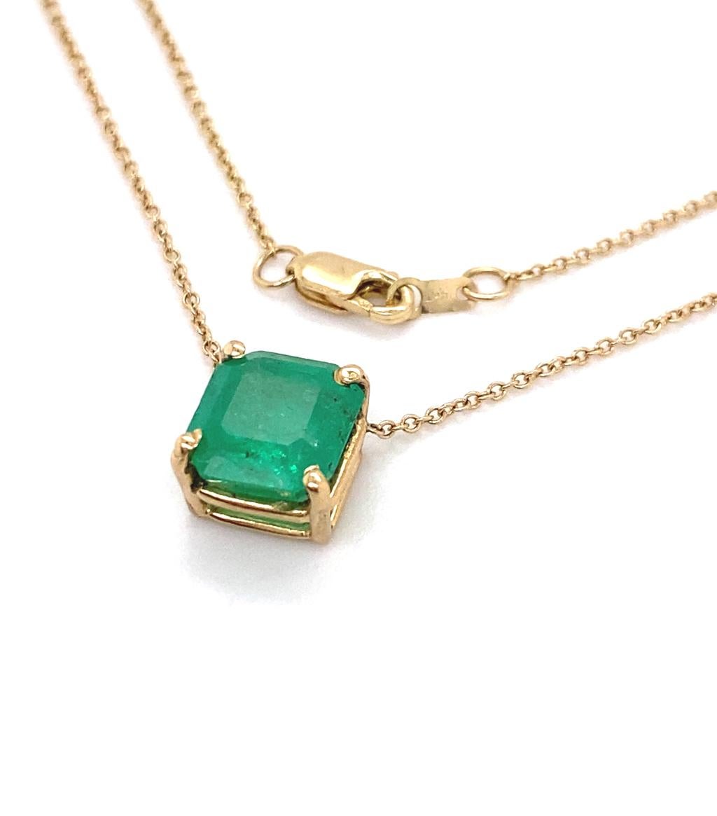 Contemporary 2.99 Carats Emerald Solitaire Stationary Necklace in 14K Gold 18 Inch Stackable For Sale