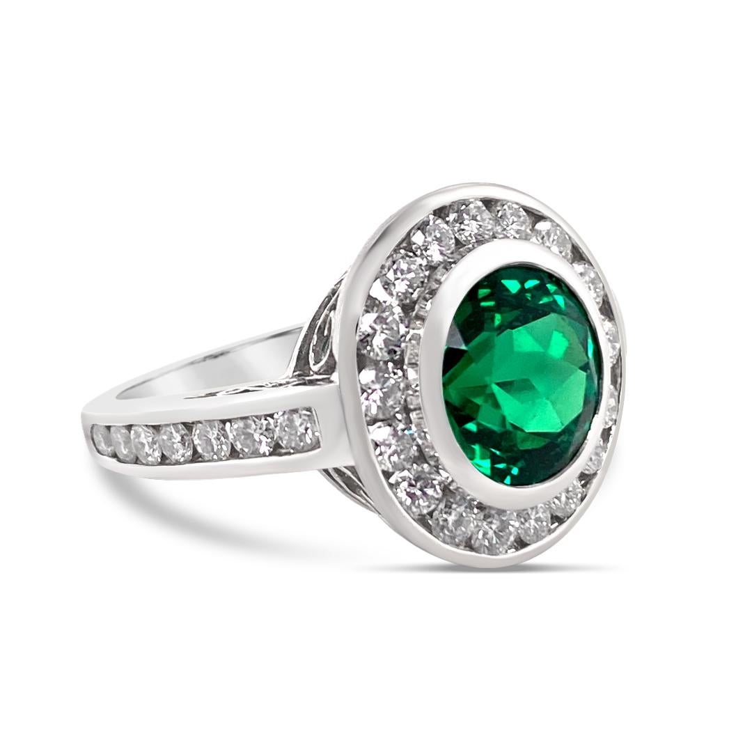 Taille ronde Bague en platine avec émeraude vert vif de 2,99 carats et diamants en vente