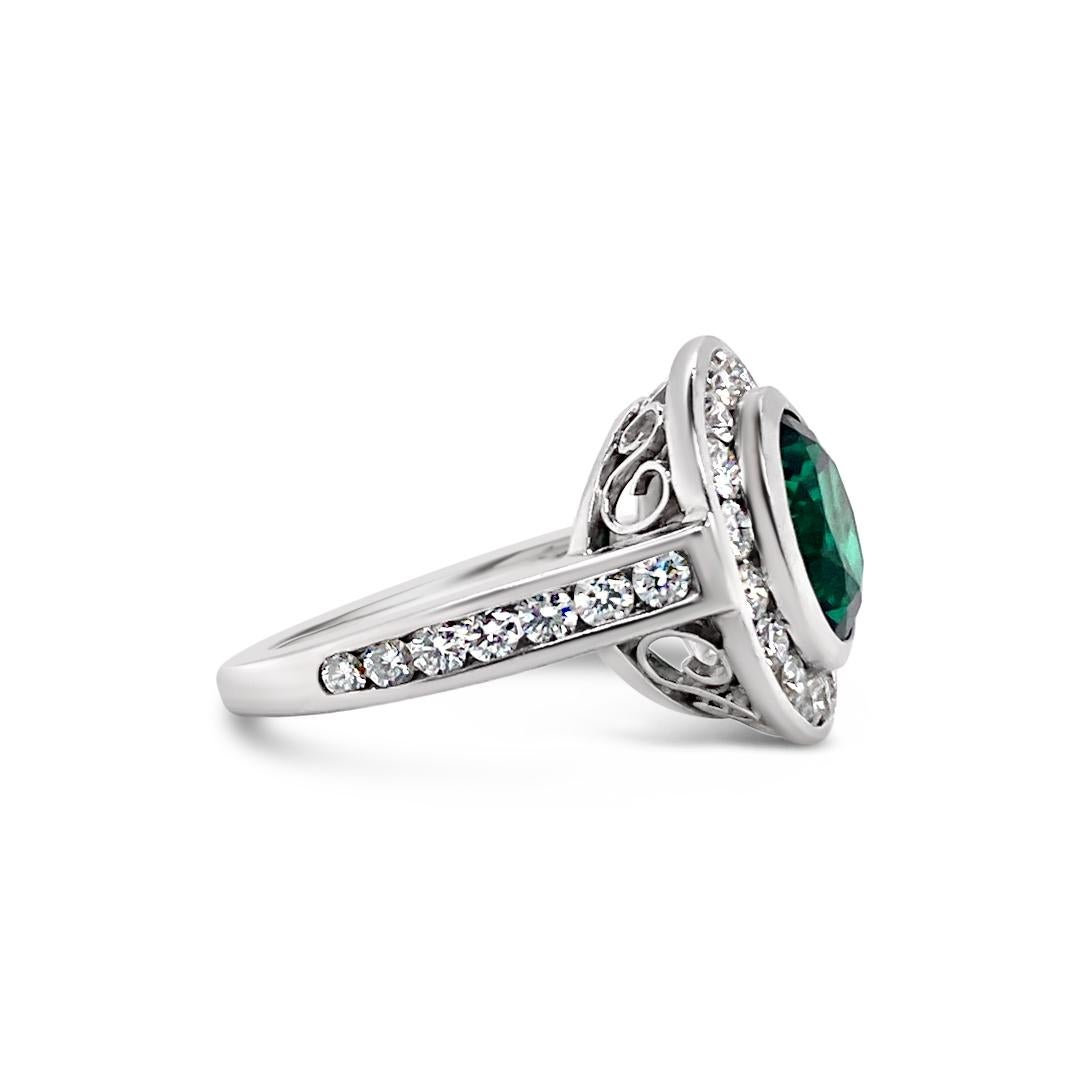 Bague en platine avec émeraude vert vif de 2,99 carats et diamants Excellent état - En vente à Palm Beach, FL