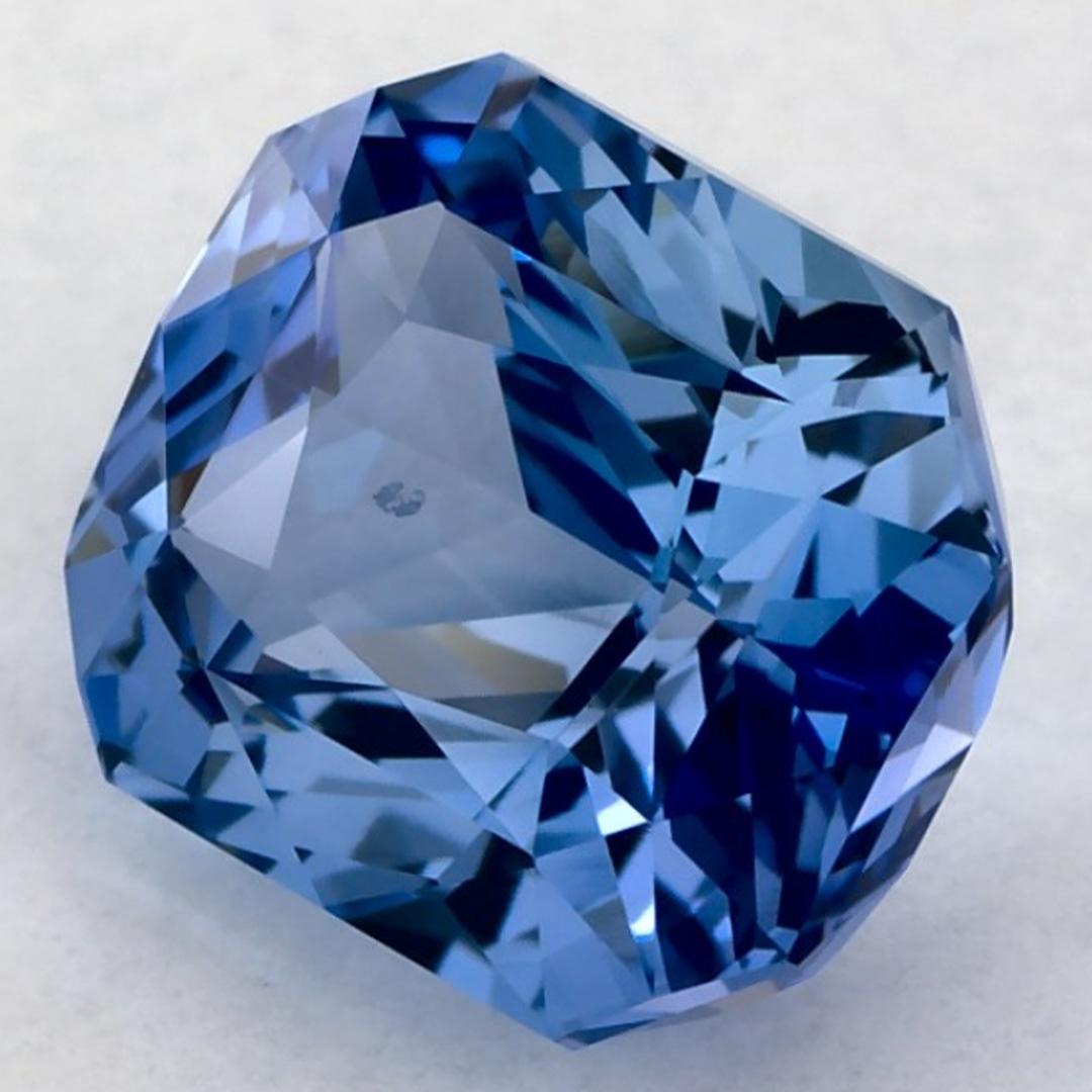 Ce saphir bleu naturel offre élégance et sophistication. Avec sa riche saturation des couleurs et sa coupe précise, il constitue la pièce maîtresse parfaite pour une bague de fiançailles ou une conception de bijoux de luxe.

Ce saphir provient du