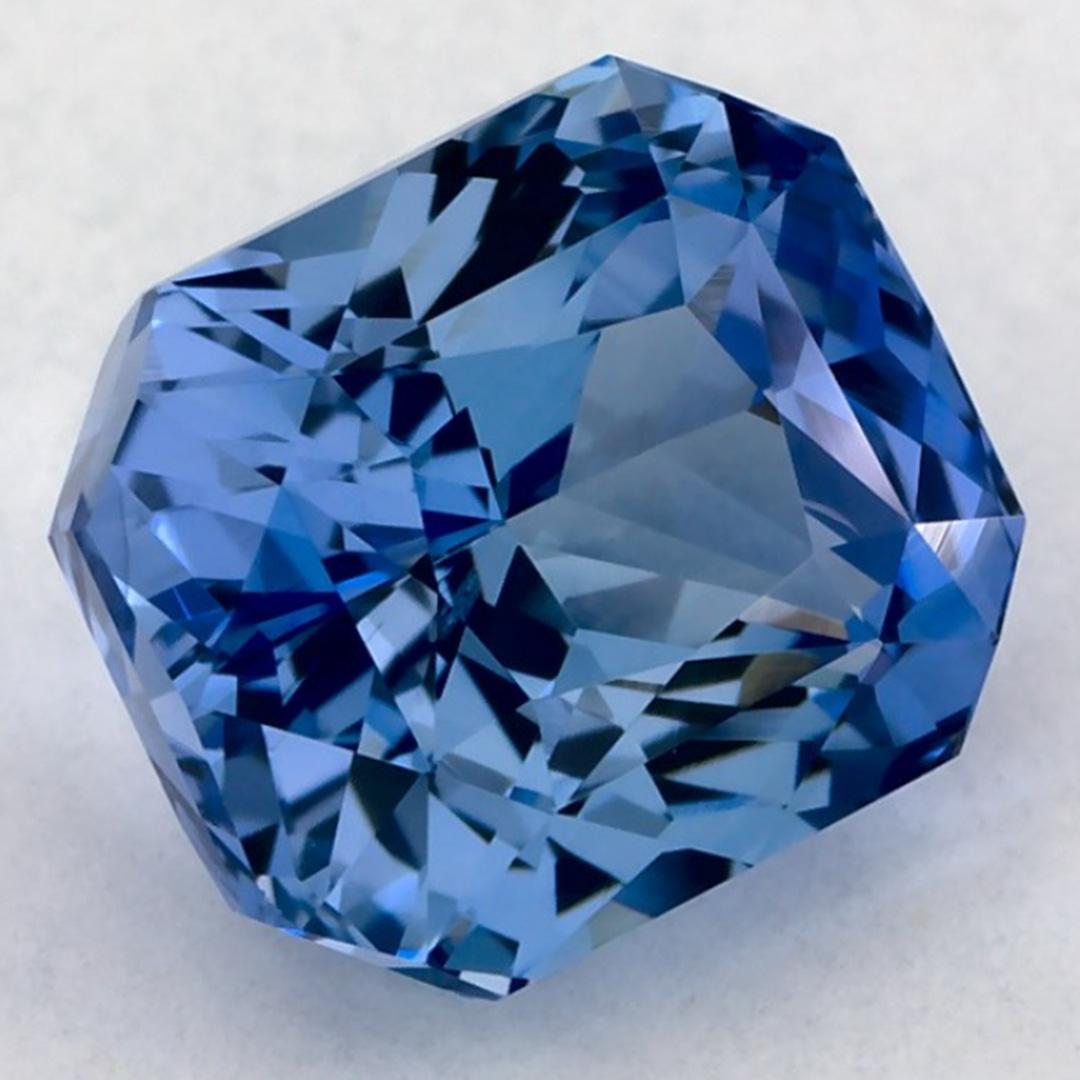 Taille radiant Pierre précieuse taille radiant saphir bleu 2.99 carats en vente