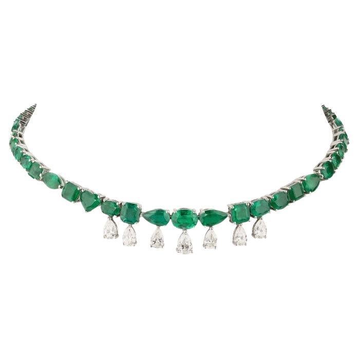 29.92 Carat Mixed Emerald Choker With 3.82 Carat White Diamonds For Sale