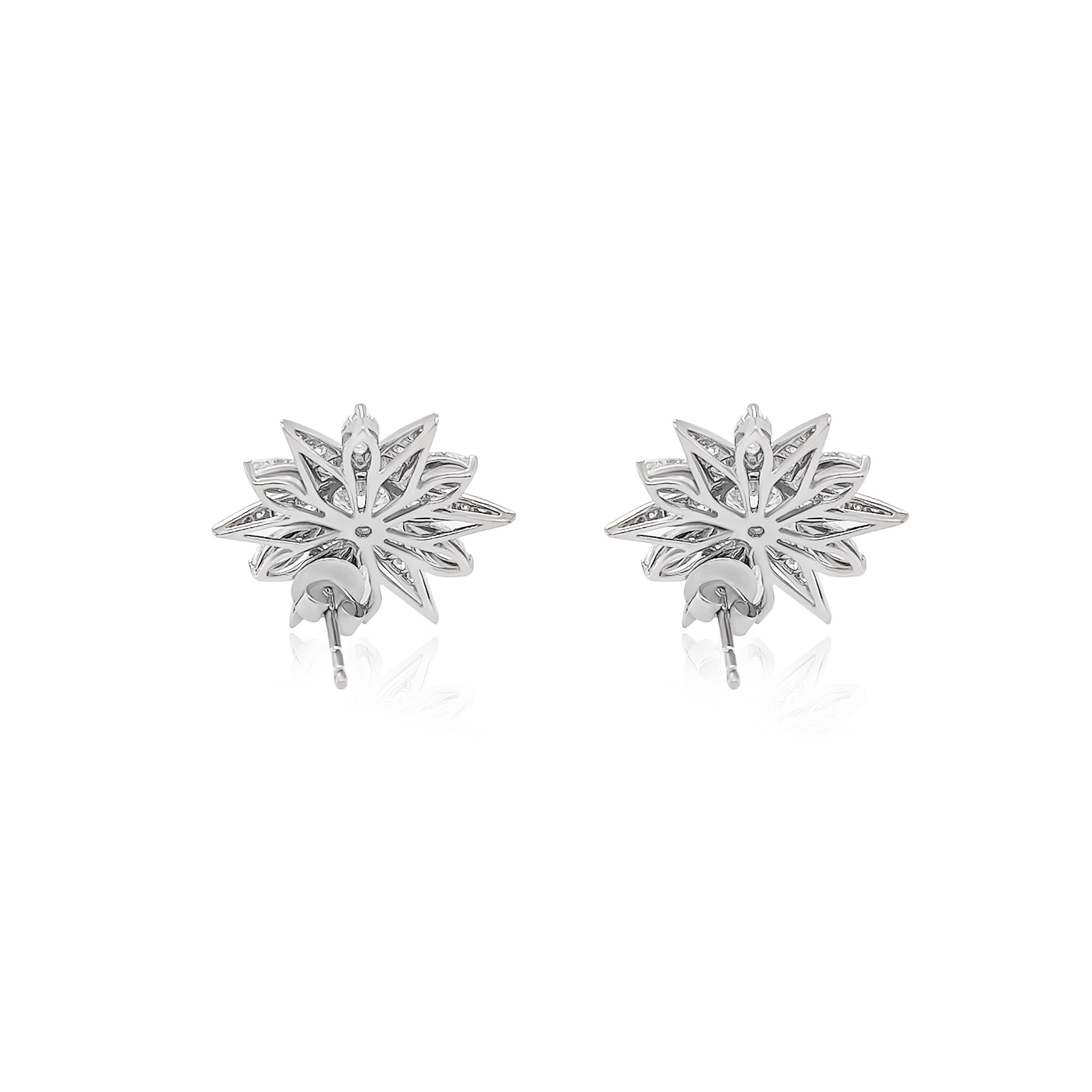 Questi squisiti orecchini di diamanti in oro bianco 18 carati sono una vera e propria testimonianza di eleganza e raffinatezza. I diamanti di questi orecchini sono stati accuratamente selezionati a mano in G VVS1 per garantire la massima
