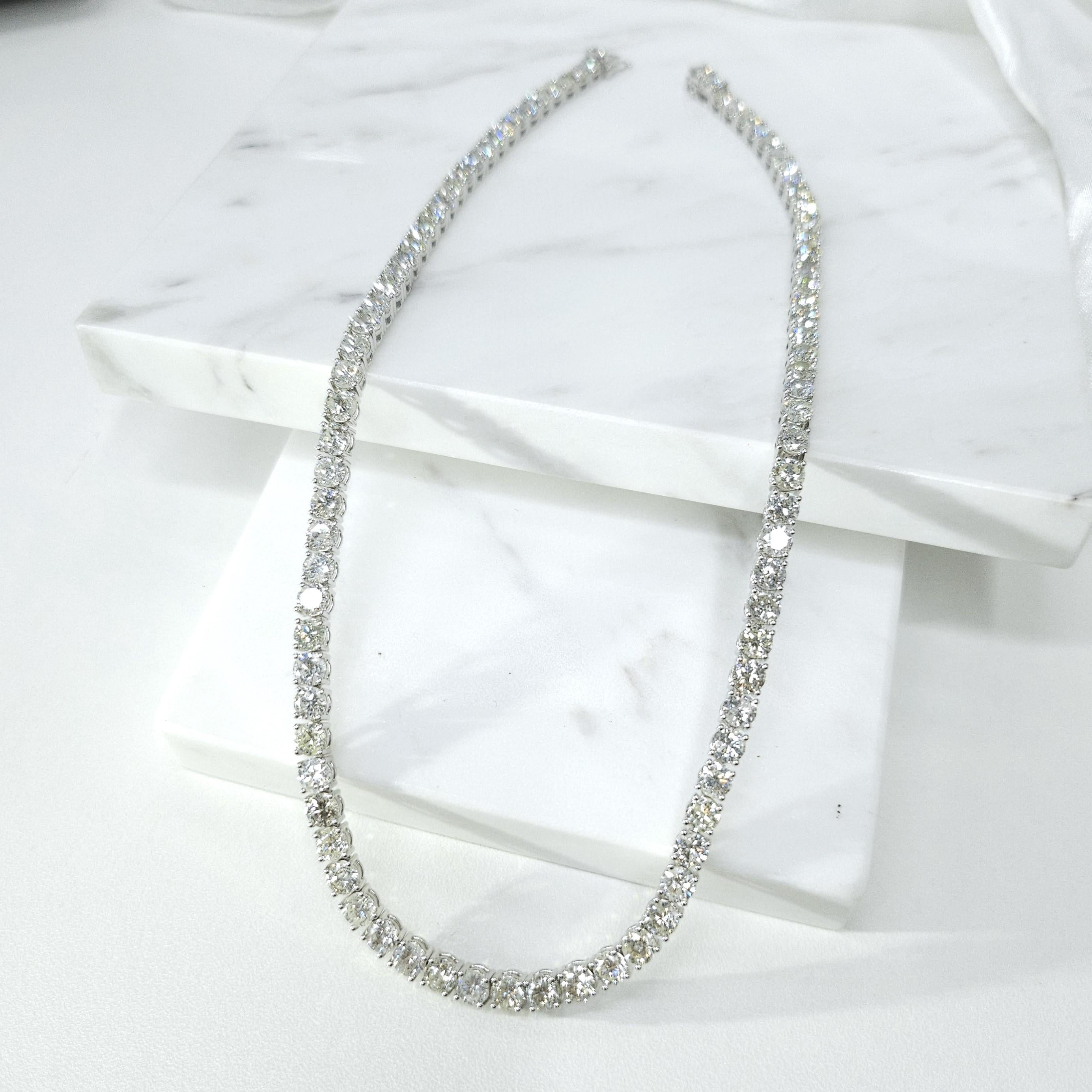 29.96 Carat Round Diamond Tennis Necklace in 18K White Gold In New Condition For Sale In KOWLOON, HK