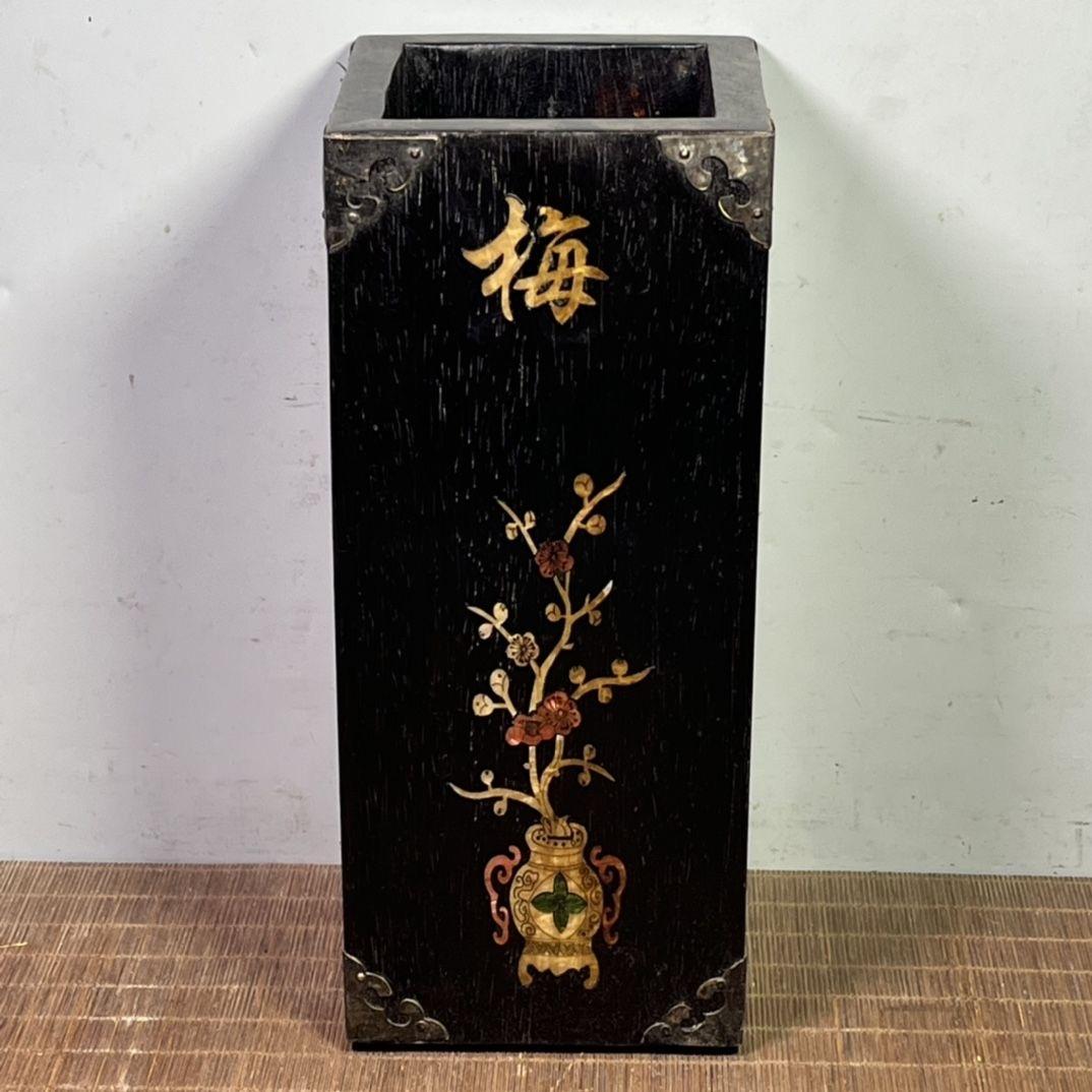 Vintage Asian Wooden Square Brush Pot with Pearl Shell Inlay Carving – A Masterpiece of Art and Craftsmanship

This Vintage Asian Wooden Square Brush Pot is a stunning example of traditional craftsmanship, featuring intricate carvings and pearl