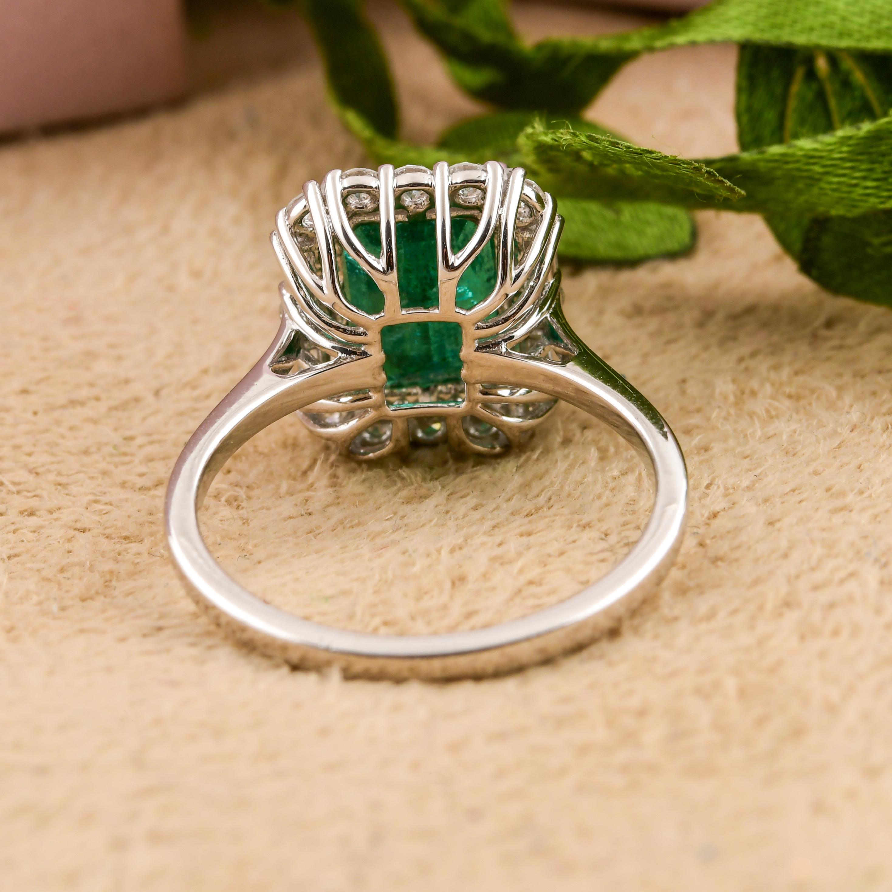 Im Angebot: 2,9 Karat sambischer Smaragd 0,45 Karat Diamant Halo 14 Karat Weißgold Verlobungsring () 6