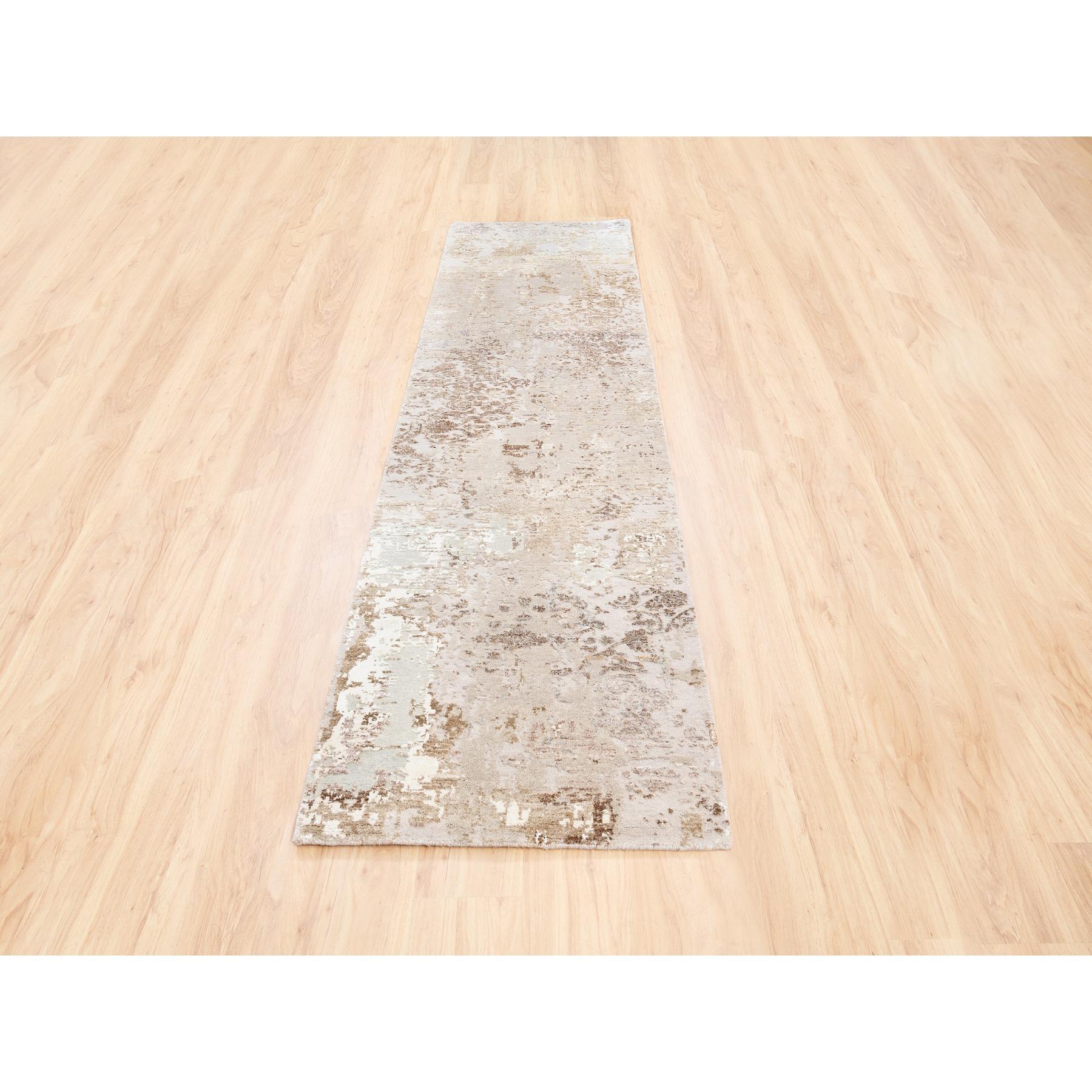 Se trata de una auténtica alfombra oriental anudada a mano de color beige con una mezcla de marrón. Ha sido anudada durante meses y meses en las centenarias técnicas artesanales del tejido persa por expertos artesanos.
Materiales primarios: Lana y