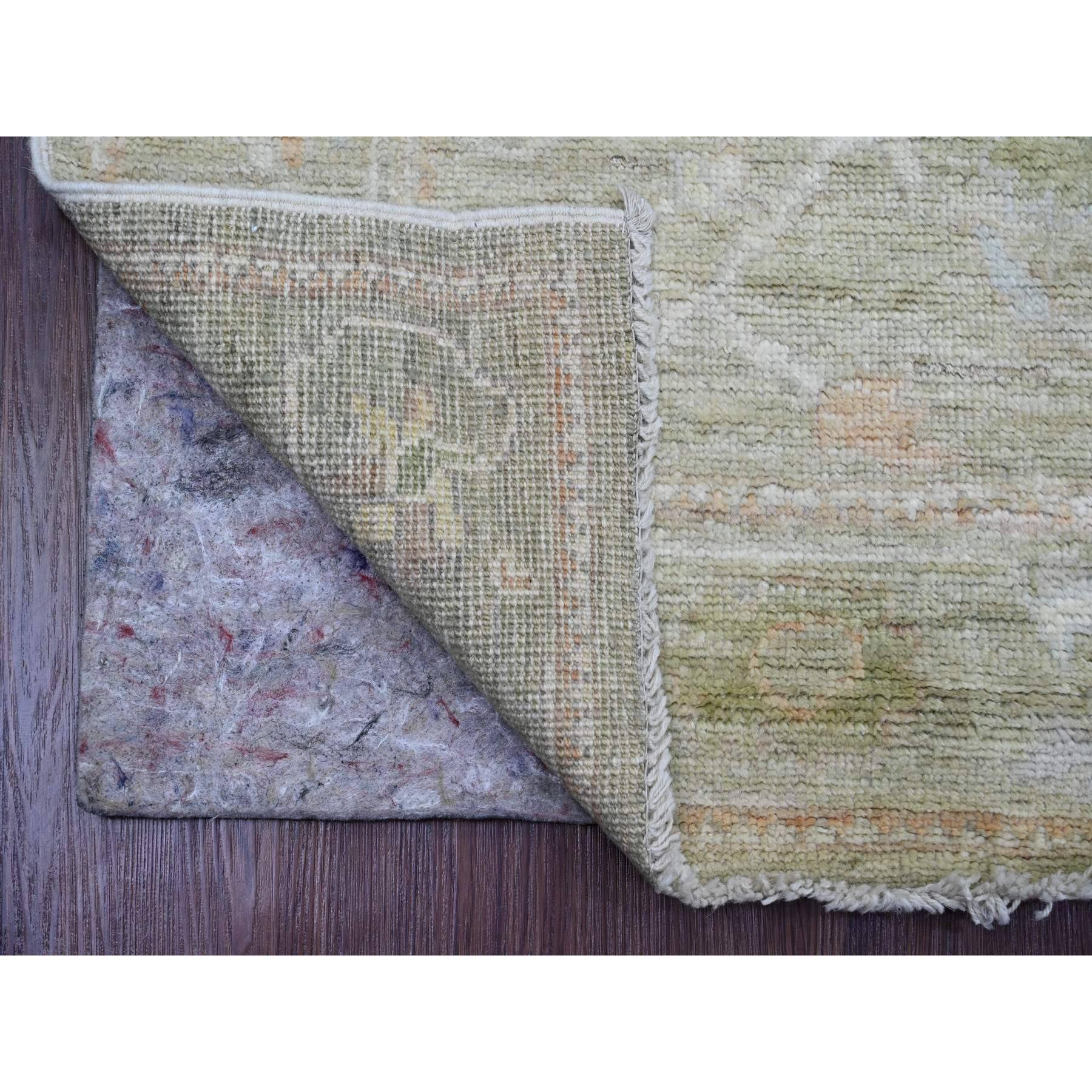 Reseda Grün, Afghan Angora Oushak mit All Over Leaf Design, Pflanzenfarben, 100% Wolle, Handgeknüpft, Läufer, Orientteppich
Primäre MATERIALIEN: Wolle
Latex: Kein Flor 
Höhe: 0,25 Zoll
Stil: Transitional
Grundfarbe: Grün
Sekundärfarben: Elfenbein,