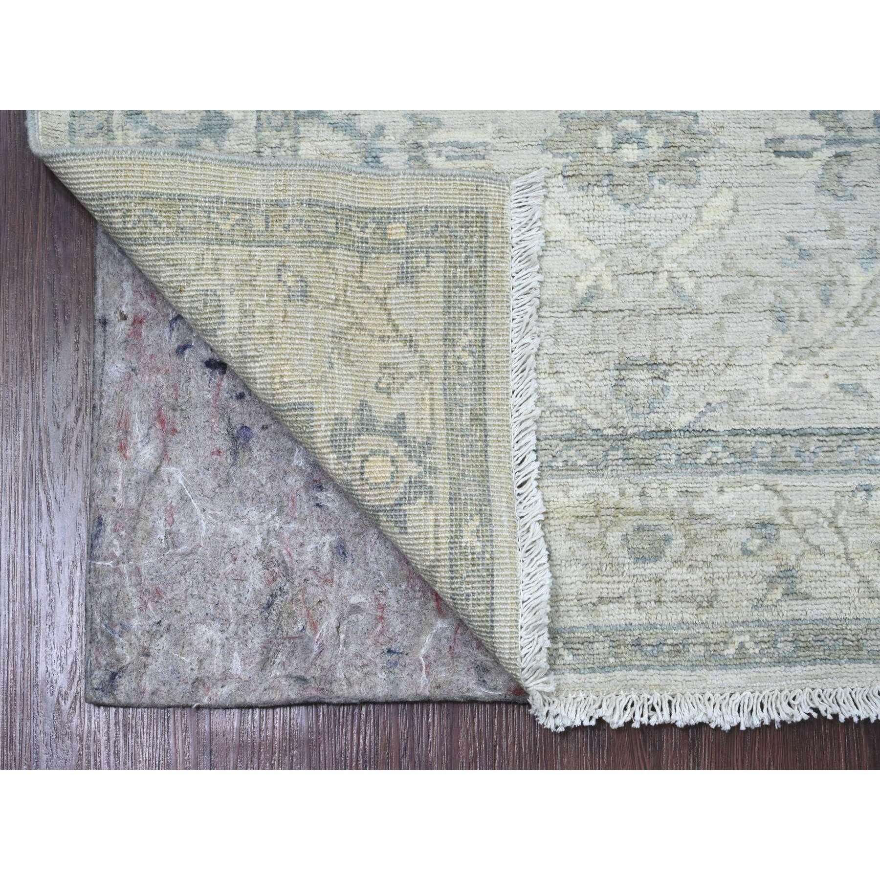 Blanc immaculé, Peshawar avec Heriz All Over Design, laine de haute montagne, densément tissé, noué à la main, couloir, tapis d'Orient
Matières premières : Laine
Latex : Pas de poils 
hauteur : 0,25 pouces
Style : Transitionnel
Couleur primaire :