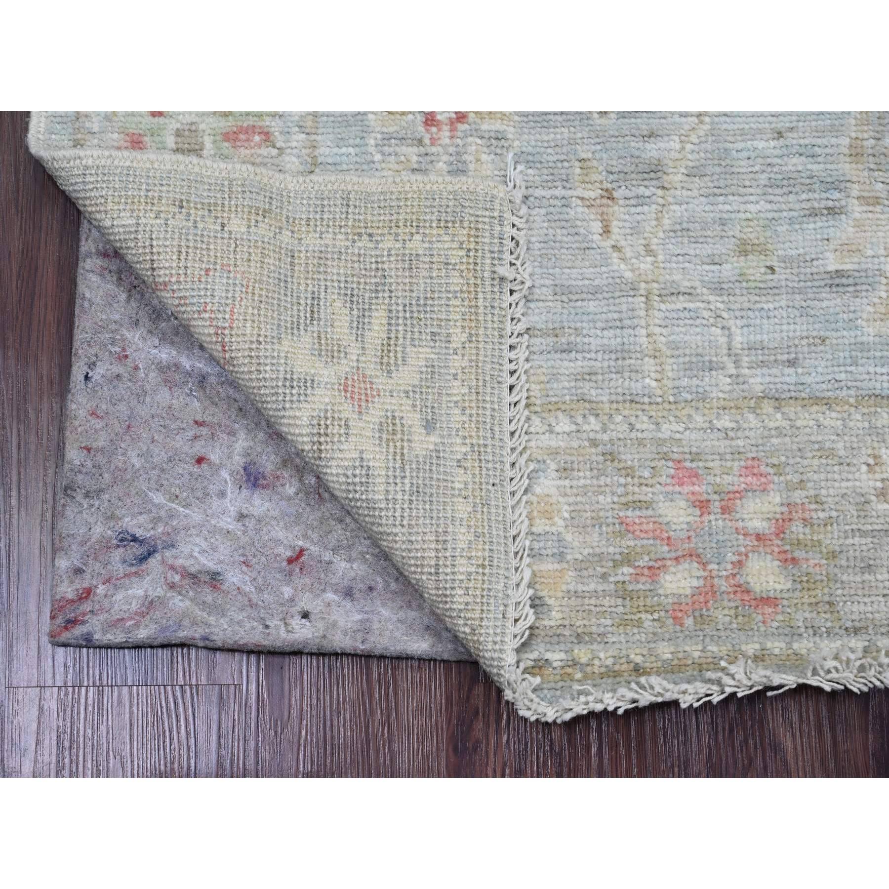 Beau Blue, Afghan Angora Oushak mit All Over Leaf Design, Handgeknüpft, Pflanzenfarben, 100% Wolle, Läufer, Orientteppich
Primäre MATERIALIEN: Wolle
Latex: Kein Flor 
Höhe: 0,25 Zoll
Stil: Transitional
Grundfarbe: Blau
Sekundäre Farben: Rot,