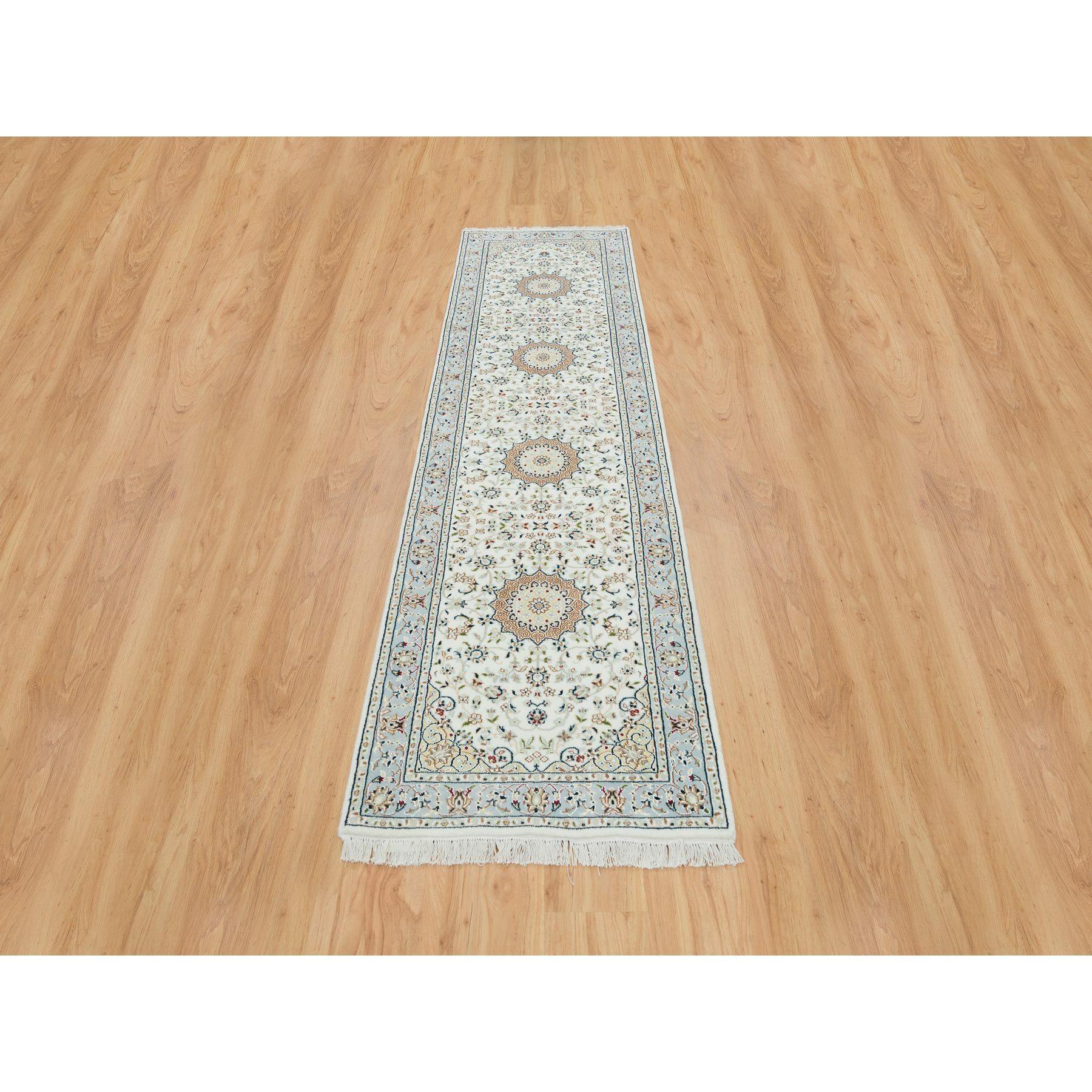 Ivoire, Nain avec motif floral en médaillon central, 250 KPSI, noué à la main, pure laine, tapis d'Orient Runner
Matières premières : Laine
Latex : Pas de poils 
hauteur : 0,25 pouces
Style : Traditionnel
Couleur primaire : Ivoire
Couleurs